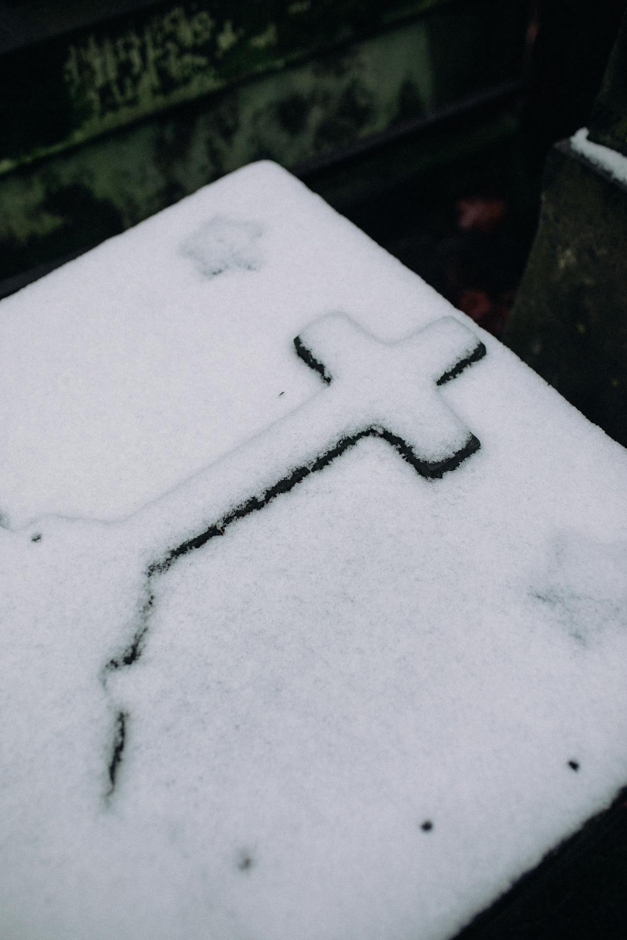 Una lápida cubierta de nieve | Fuente: Pexels
