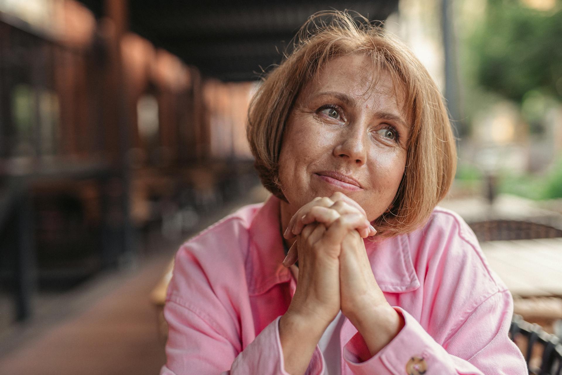 Una mujer reflexiva | Fuente: Pexels