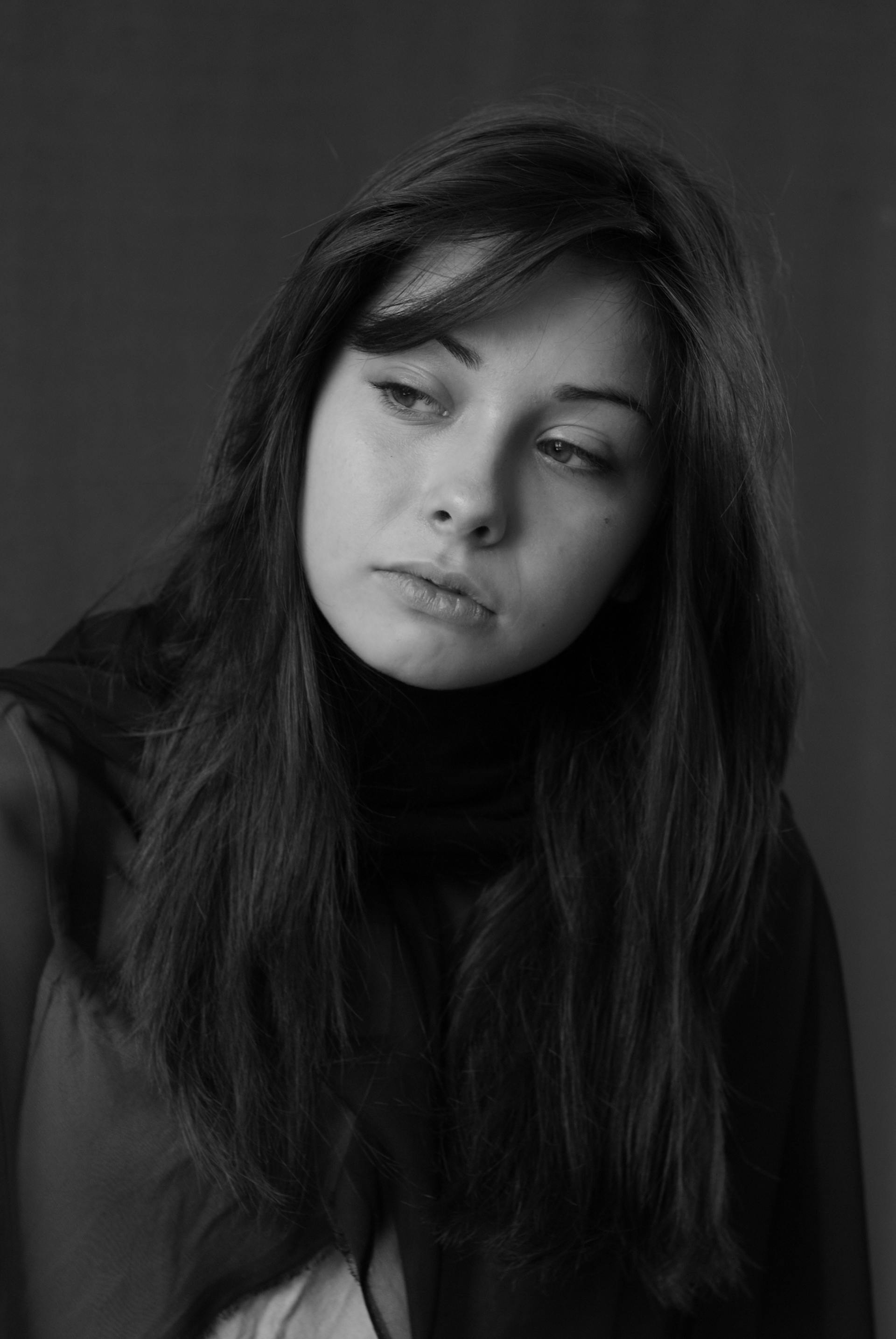 Foto en escala de grises de una mujer triste | Fuente: Pexels