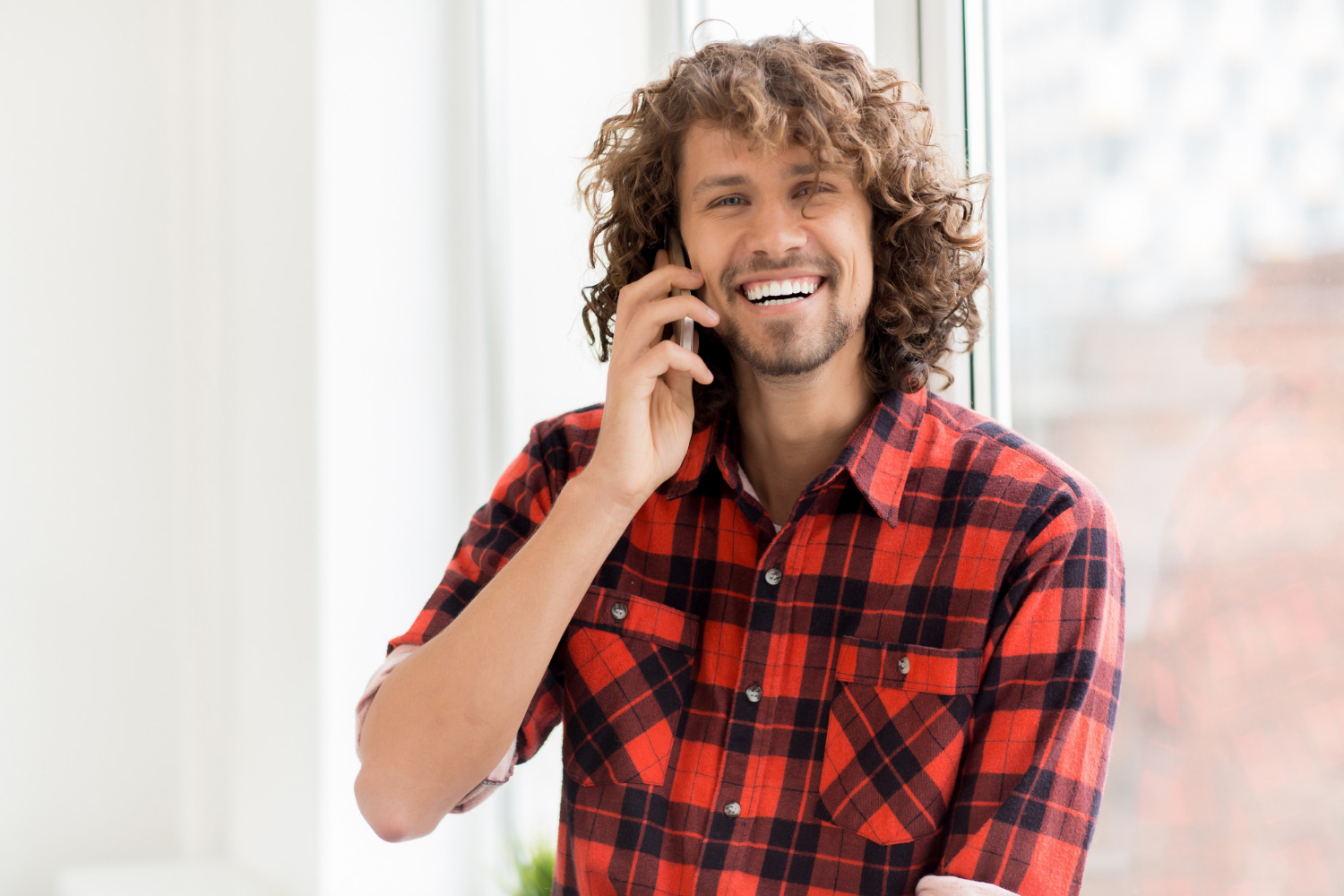 Un hombre riendo hablando por teléfono | Fuente: Freepik
