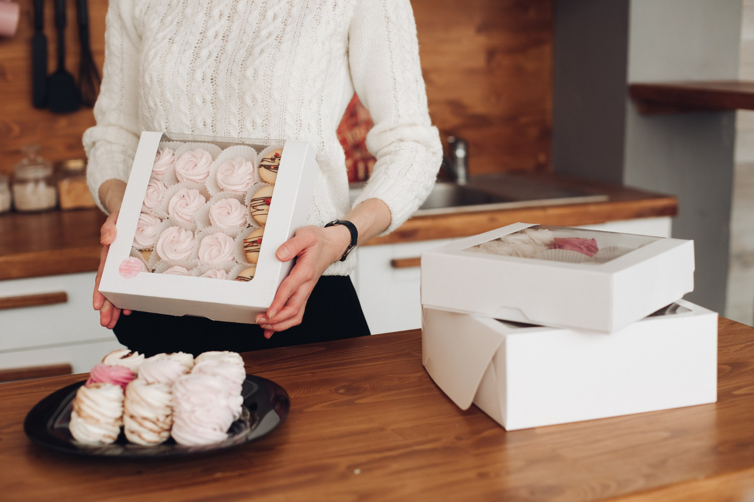 Una mujer sosteniendo una caja de pastel | Fuente: Freepik