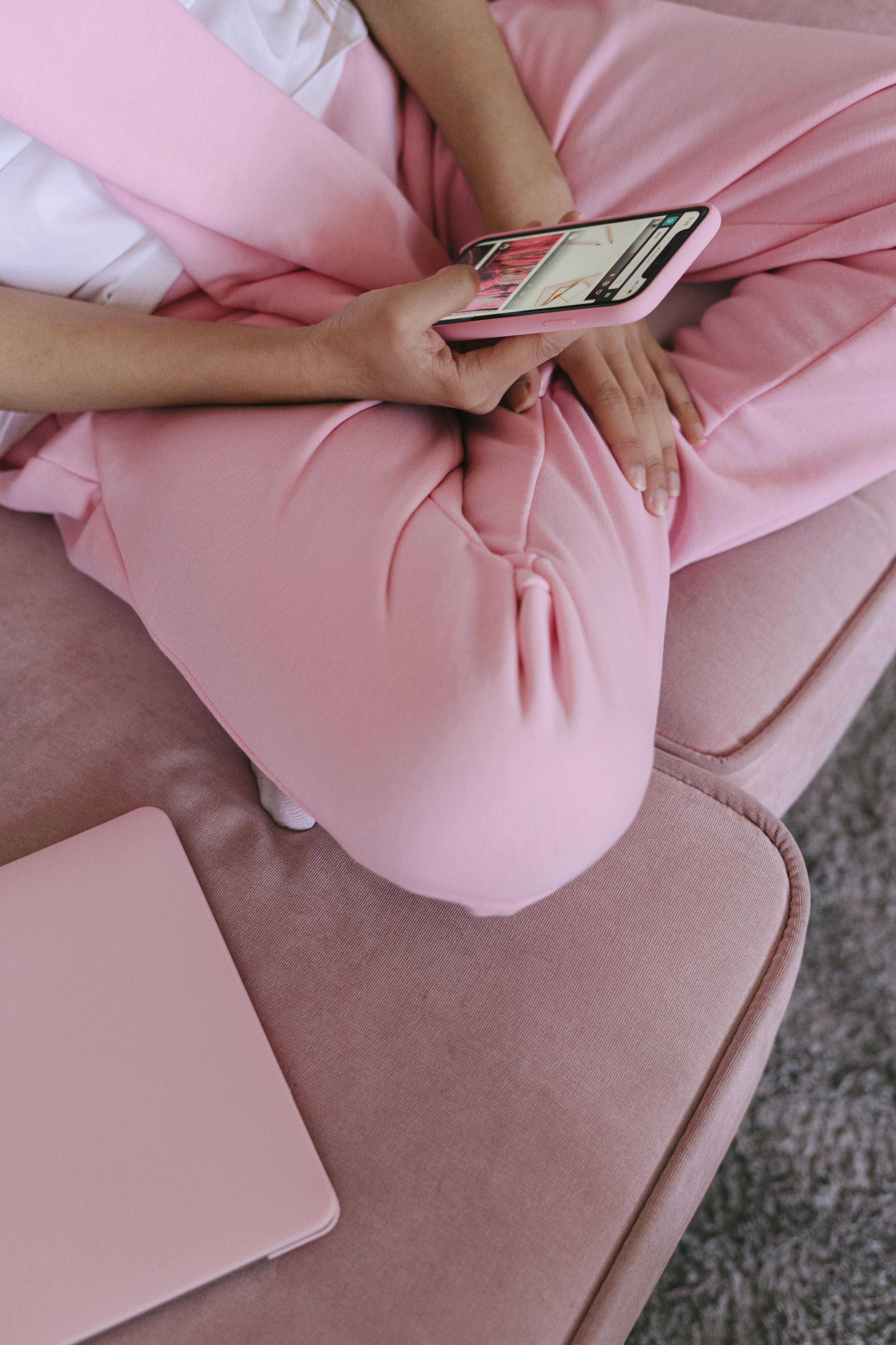 Una mujer usando su teléfono | Fuente: Pexels