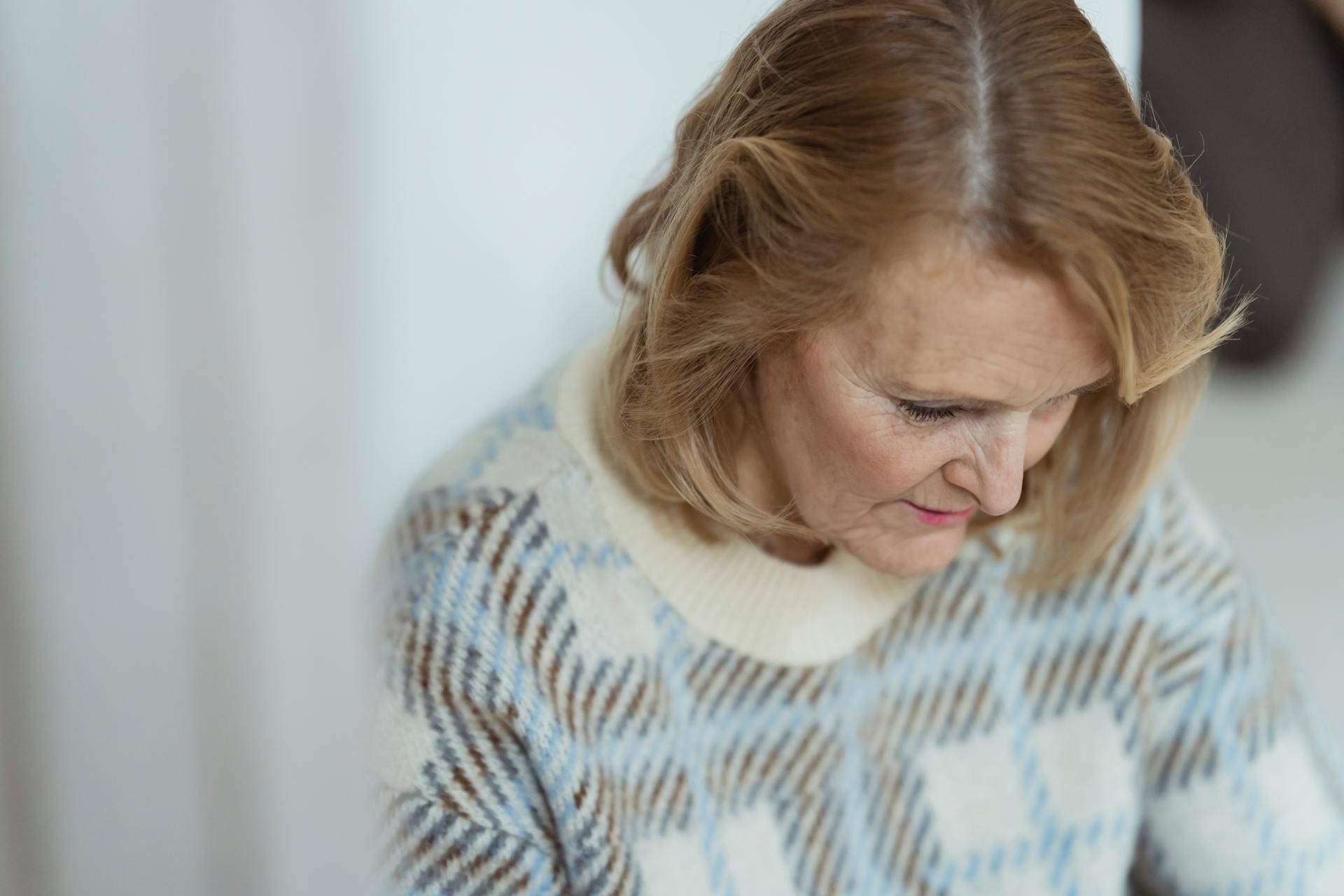 Una mujer reflexiva | Fuente: Pexels