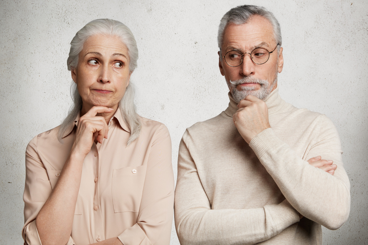Una pareja escéptica | Fuente: Freepik