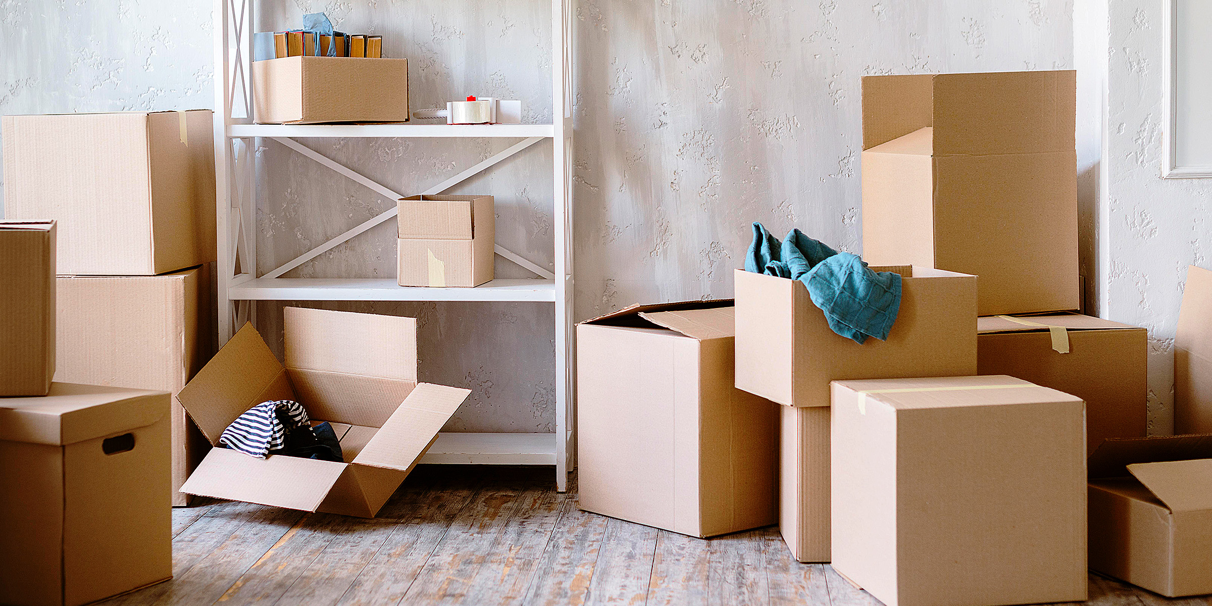 Cajas de cartón en una habitación | Fuente: Freepik