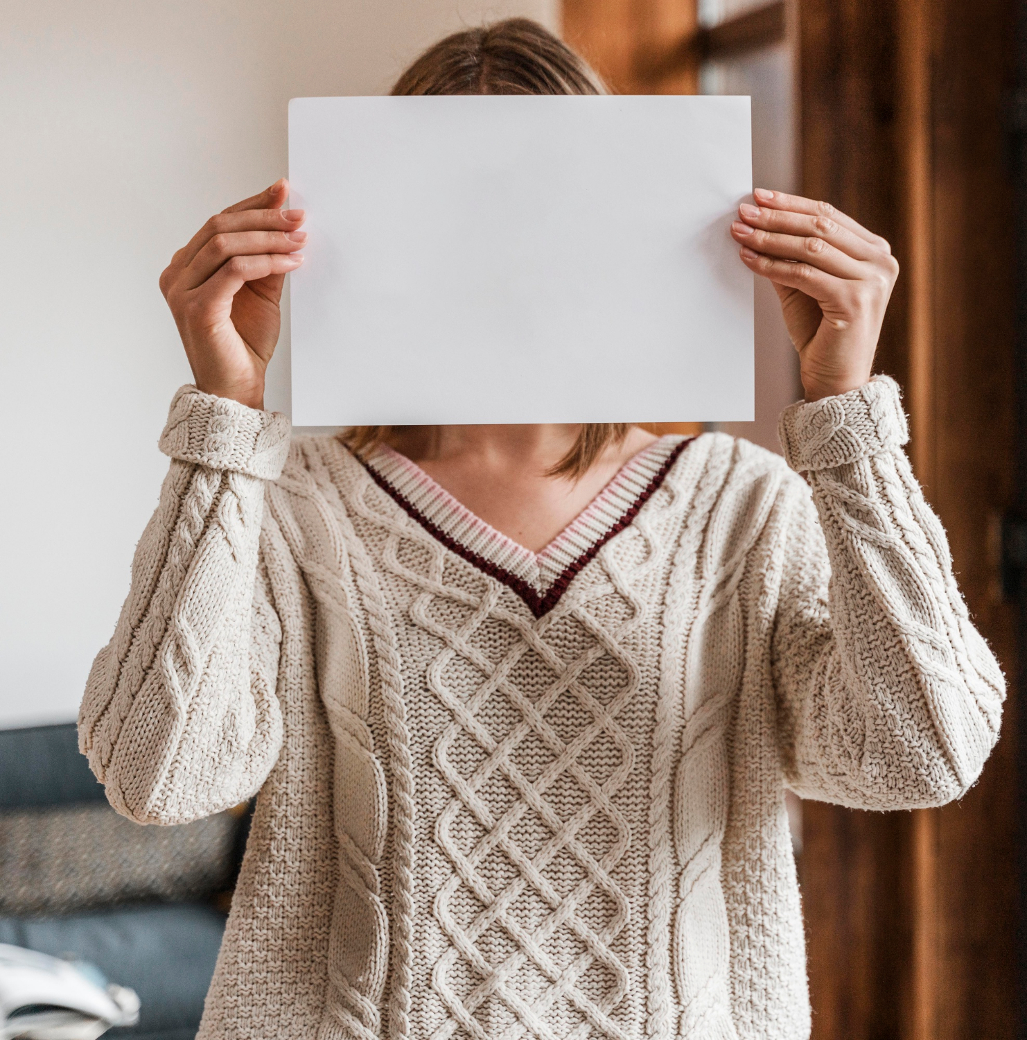 Una mujer sujetando una hoja de papel | Fuente: Freepik