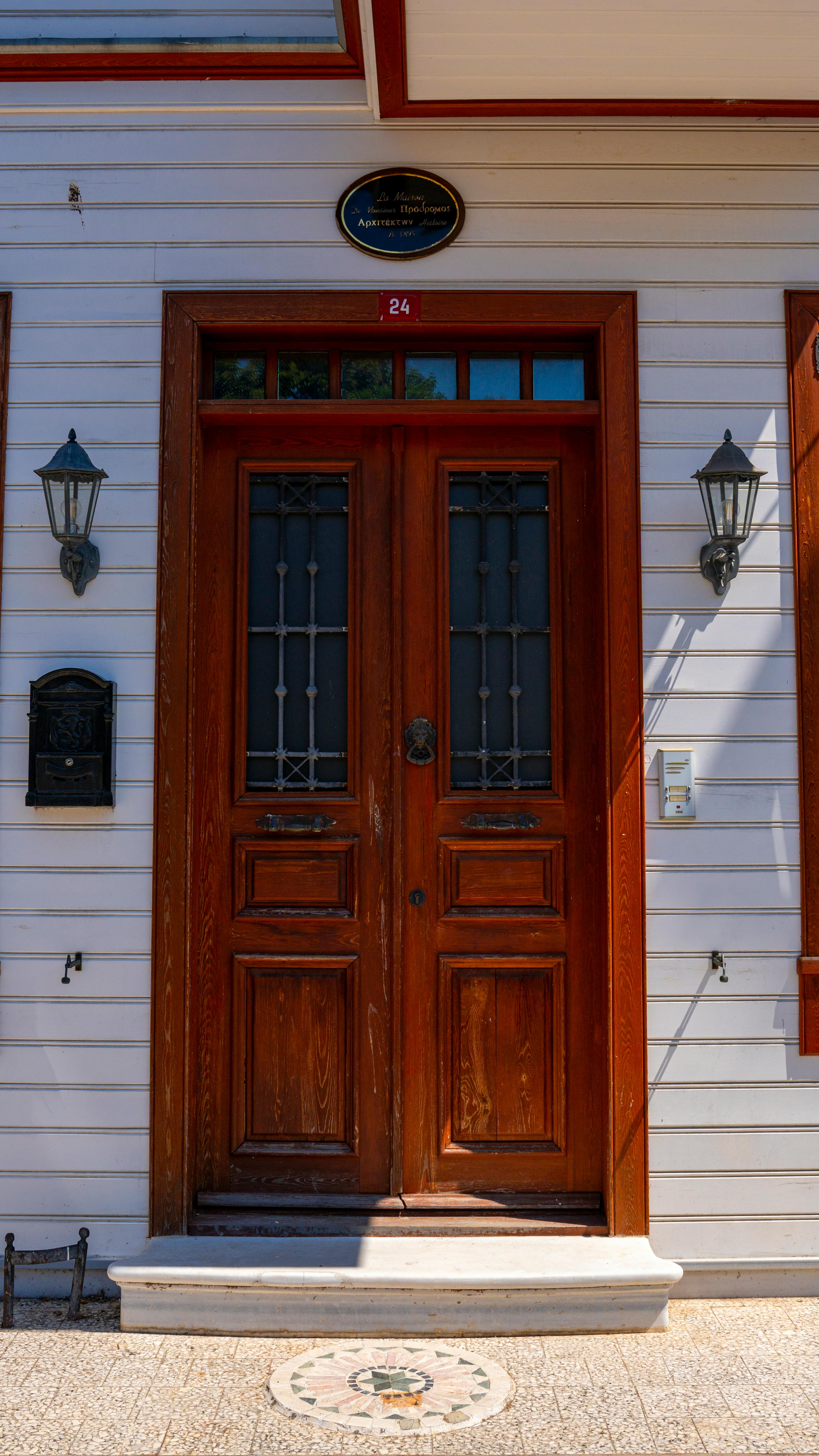 Una puerta de entrada cerrada | Fuente: Pexels