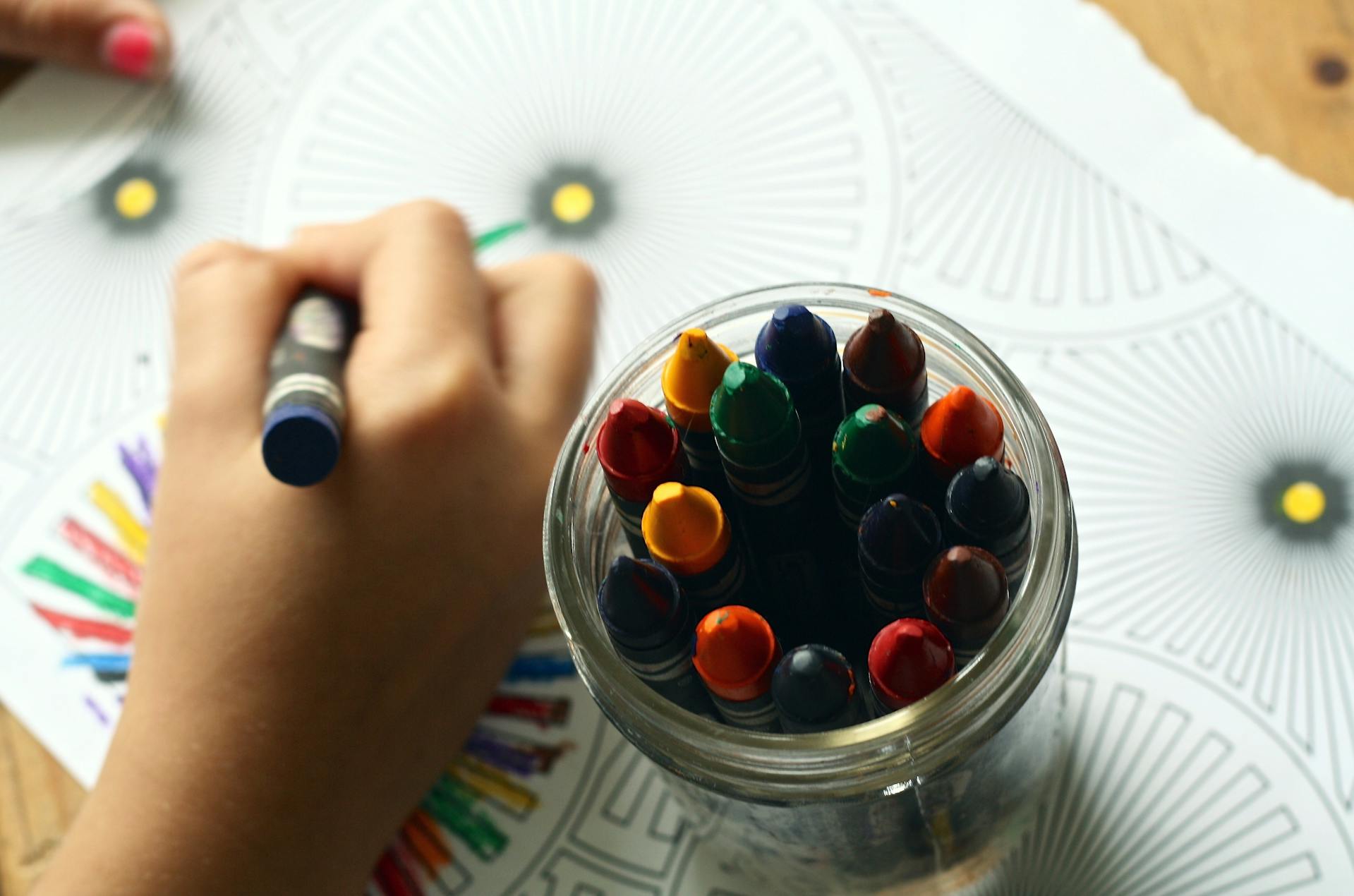 Una niña con un lápiz de color | Fuente: Pexels