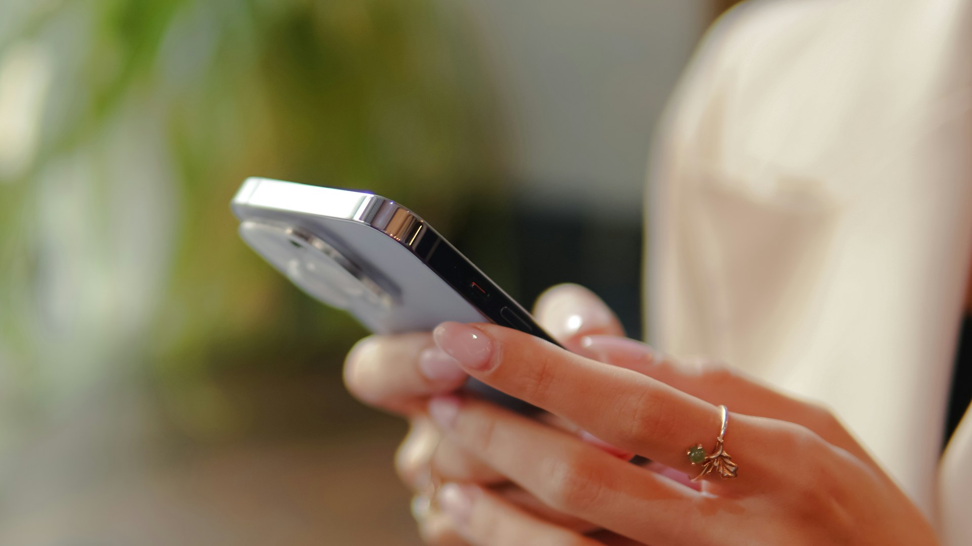 Una mujer sujetando su teléfono | Fuente: Unsplash