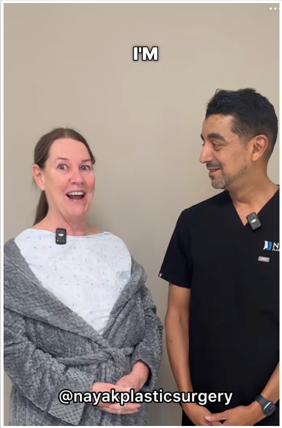 Tina Heaton charla con el Dr. Mike Nayak durante su cita preoperatoria, antes de someterse a una operación de rejuvenecimiento facial. | Fuente: TikTok/cirugíaplástica Nayak