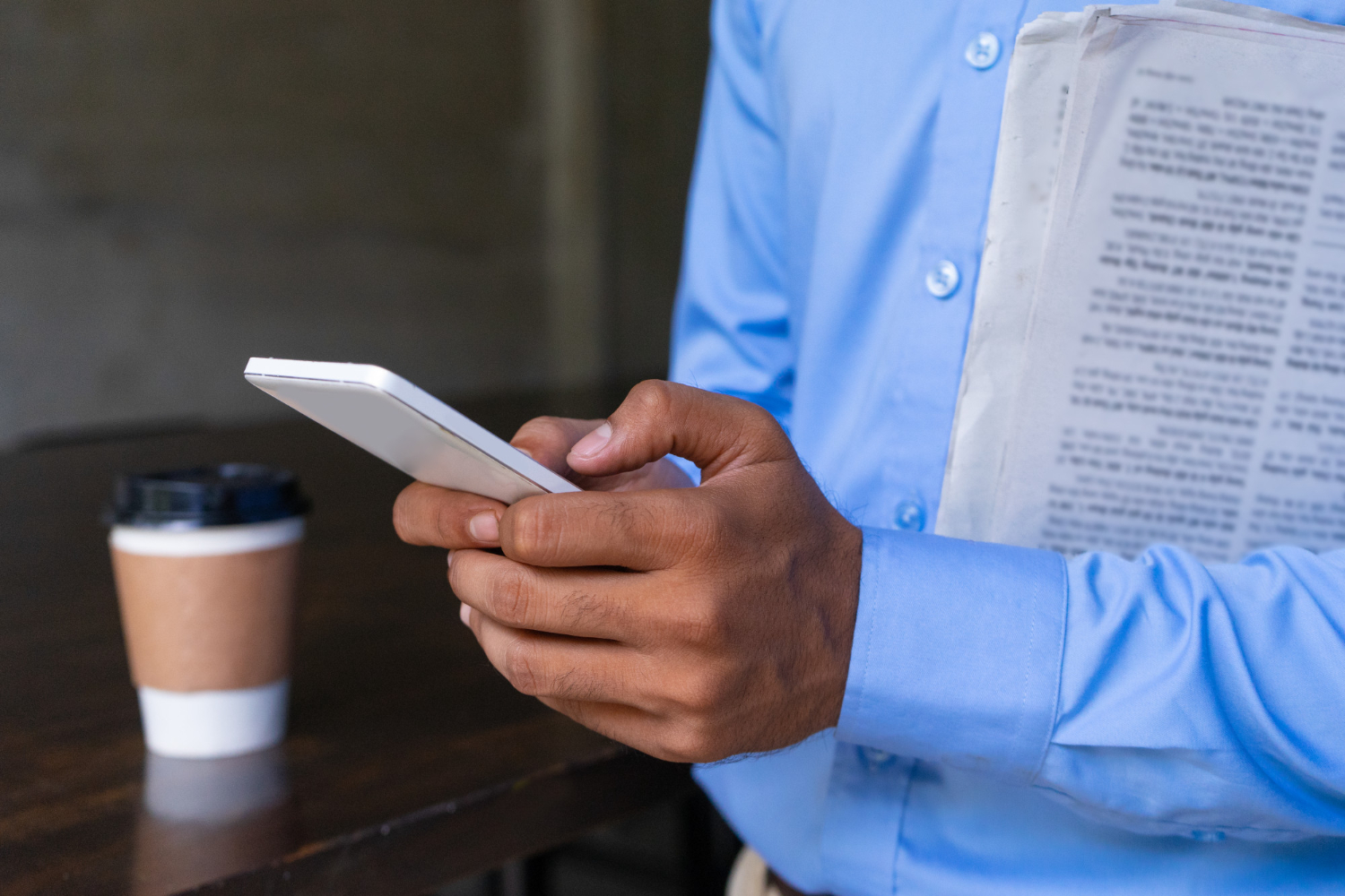 Un hombre con un teléfono y un papel | Fuente: Freepik