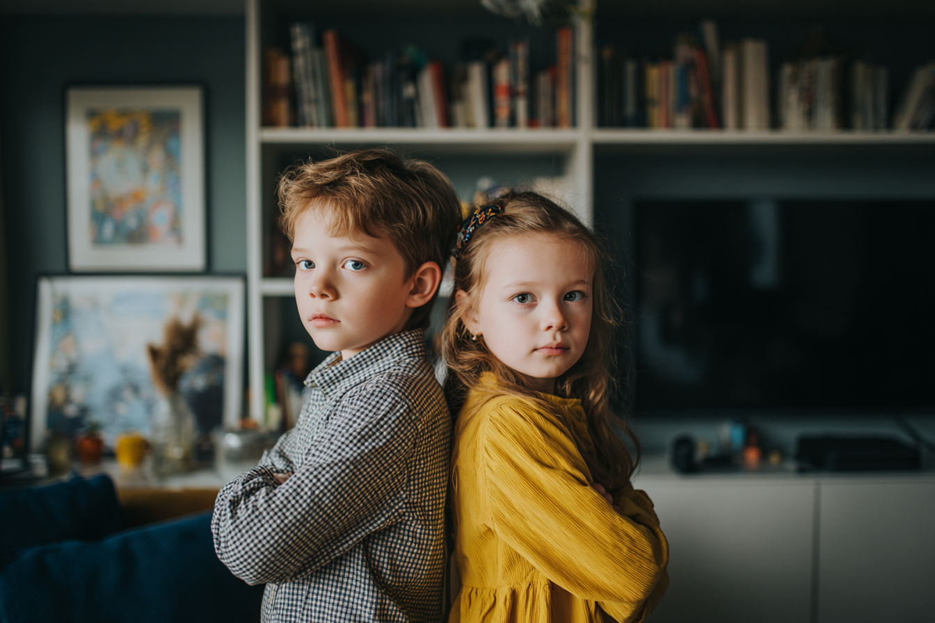 Dos niños de pie juntos | Fuente: Midjourney