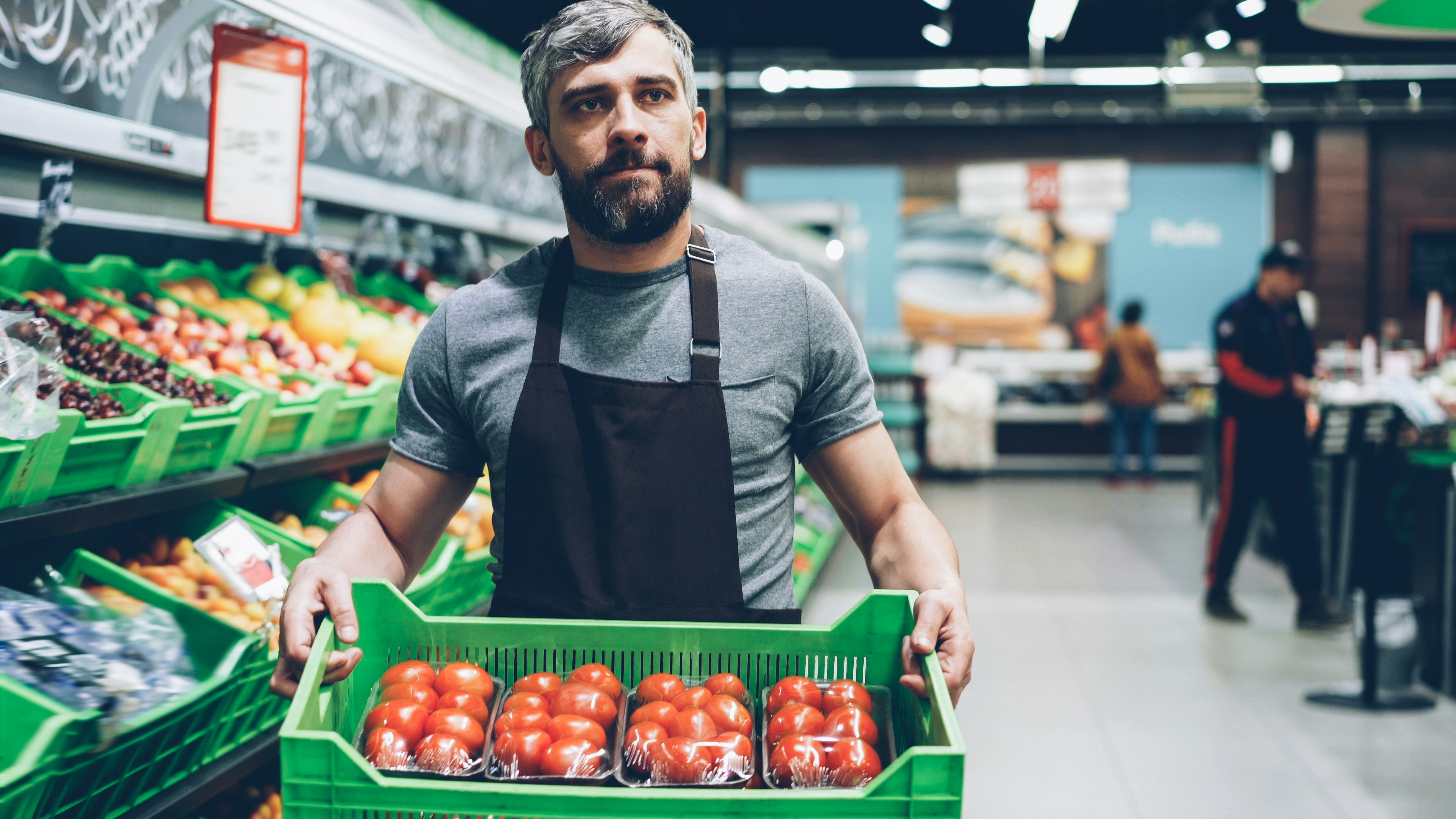 Hombre trabajando en una tienda de comestibles | Fuente: Unsplash