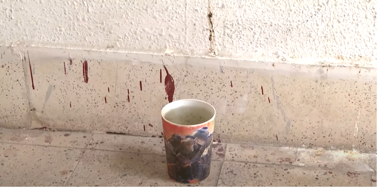 Un vaso lleno de agua en el suelo de un apartamento del edificio donde vivía Antonio Famoso | Fuente YouTube/Diario AS
