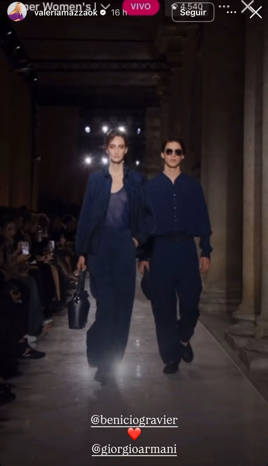 Benicio Gravier en la pasarela en la Semana de la Moda de Milán desfilando junto a otra modelo para la casa Armani | Fuente: Instagram Stories/valeriamazzaok