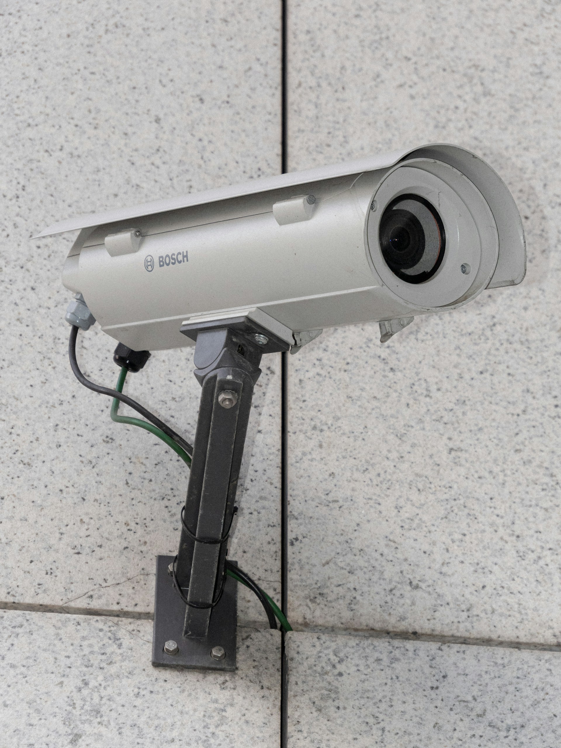 Una cámara de vigilancia montada en la pared | Fuente: Unsplash
