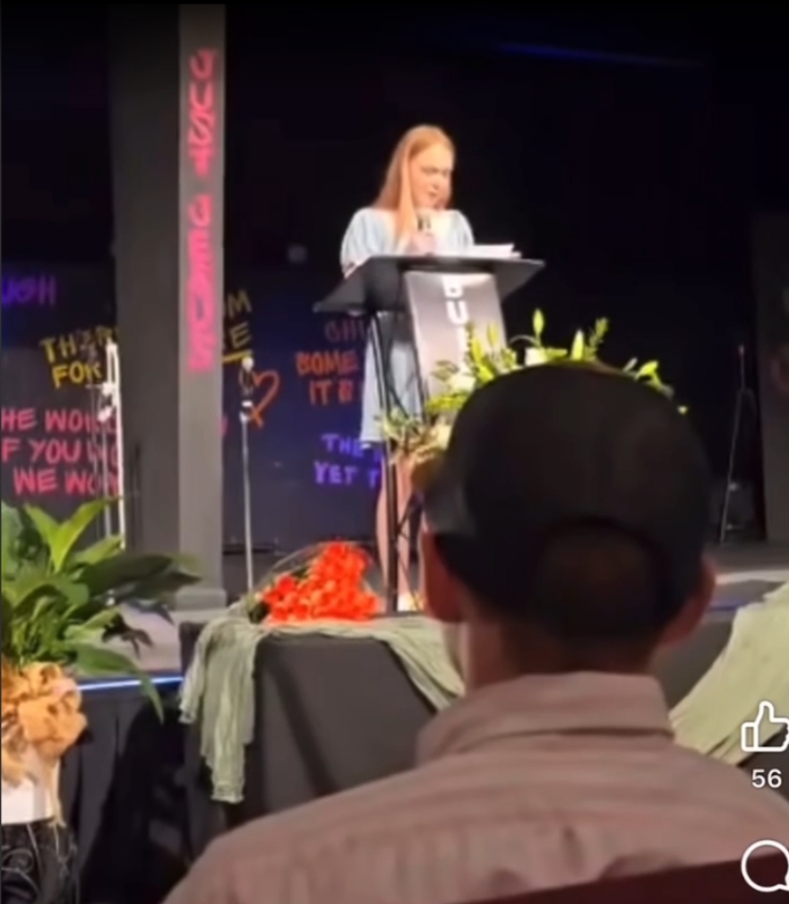 Sarah Patrick hablando durante el funeral de sus padres, de un vídeo publicado el 9 de julio de 2025 | Fuente: Facebook/krysten.buckner