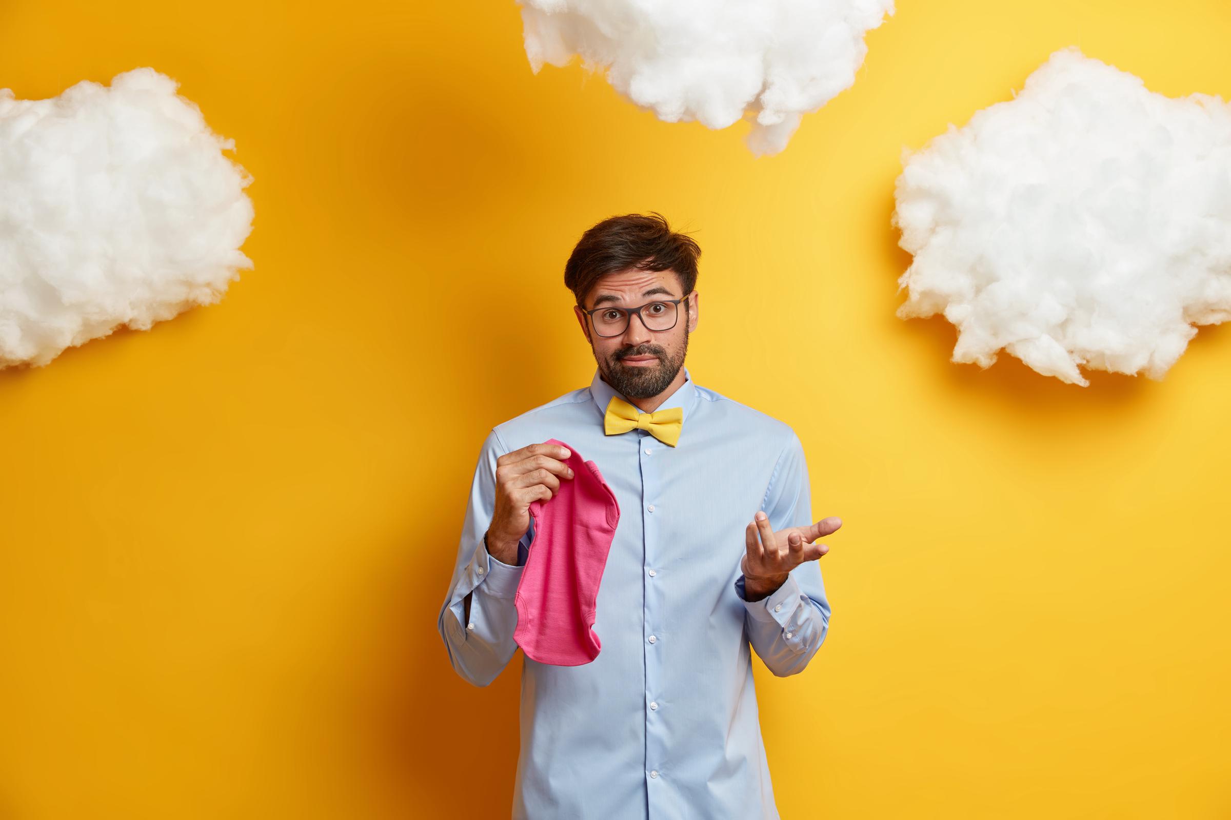 Un hombre sujetando un trapo | Fuente: Freepik