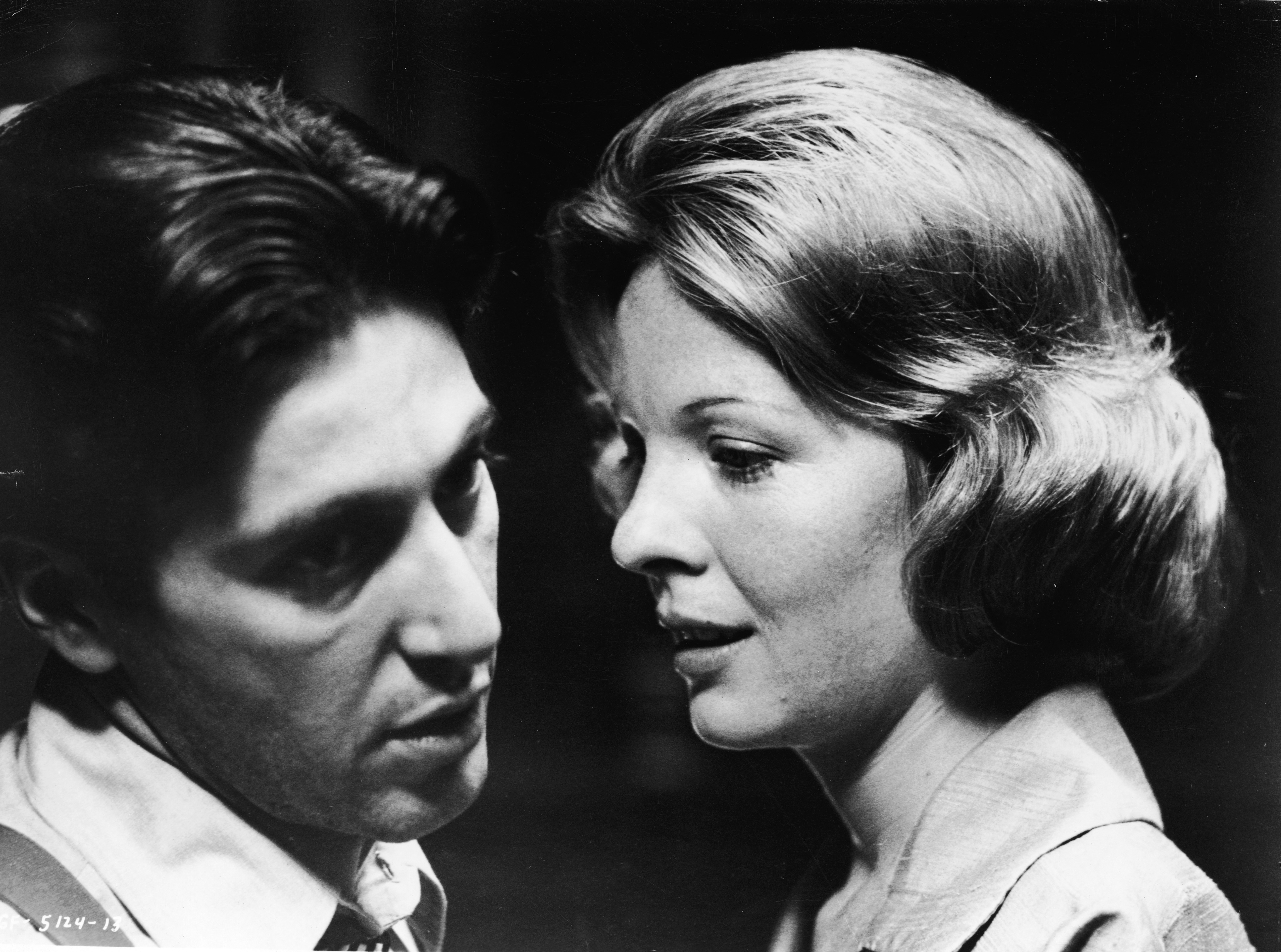Los actores estadounidenses Al Pacino y Diane Keaton en una escena de 'El Padrino', dirigida por Francis Ford Coppola, 1972. | Fuente: Getty Images.