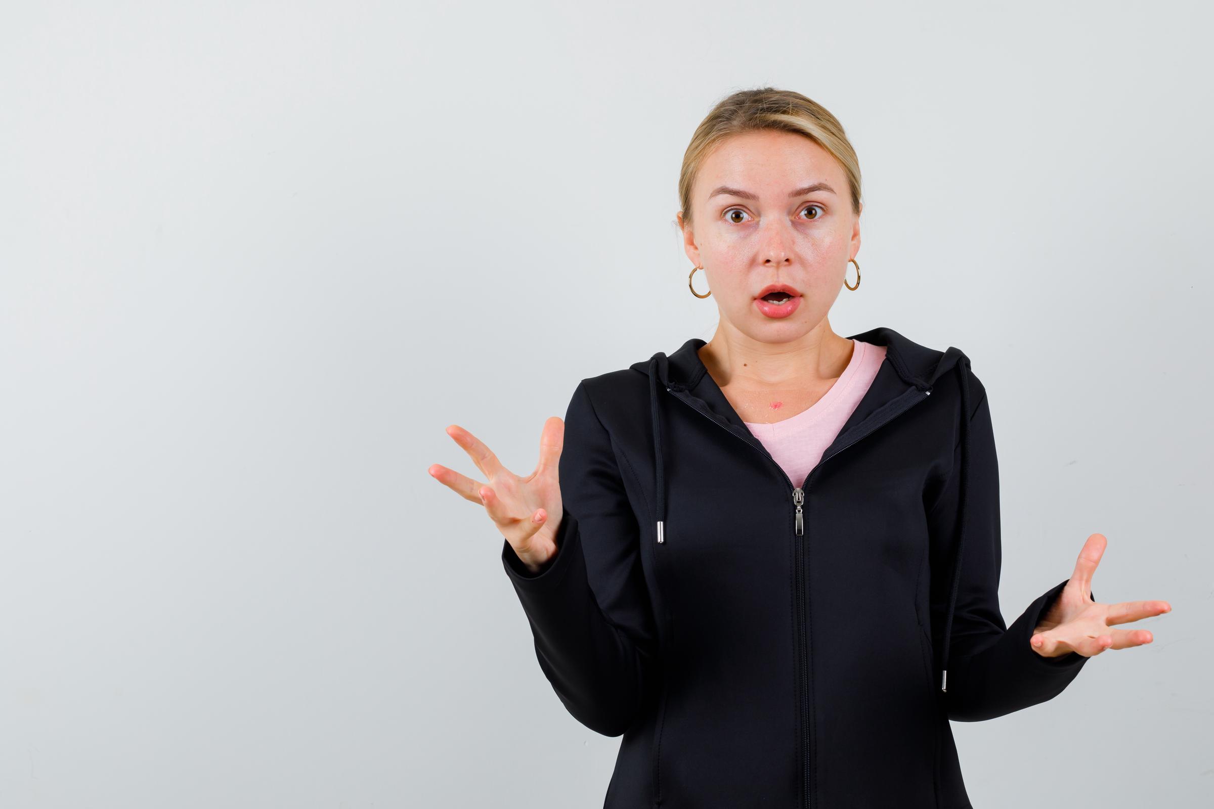 Una mujer conmocionada | Fuente: Freepik