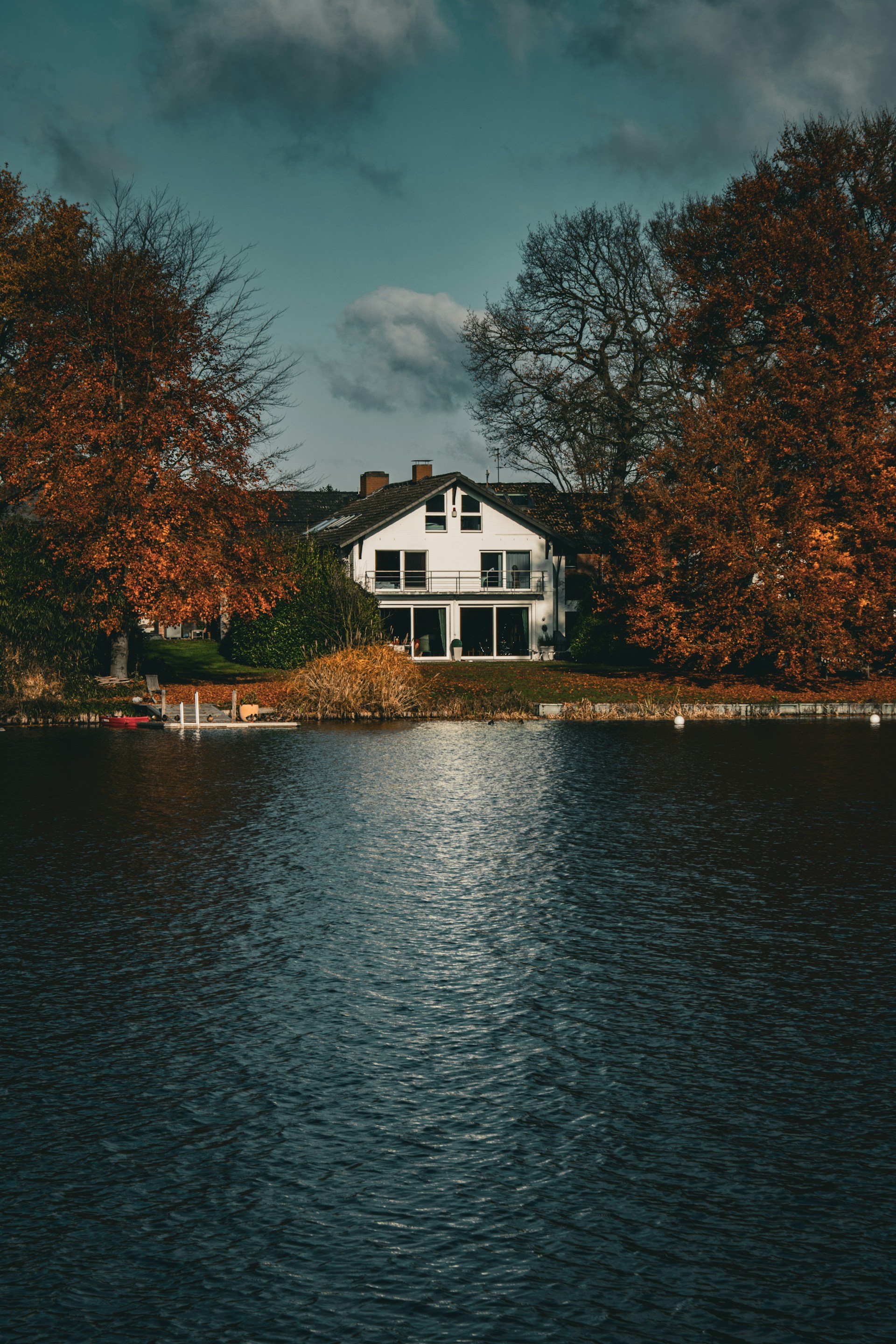 Una pintoresca casa en un lago | Fuente: Unsplash