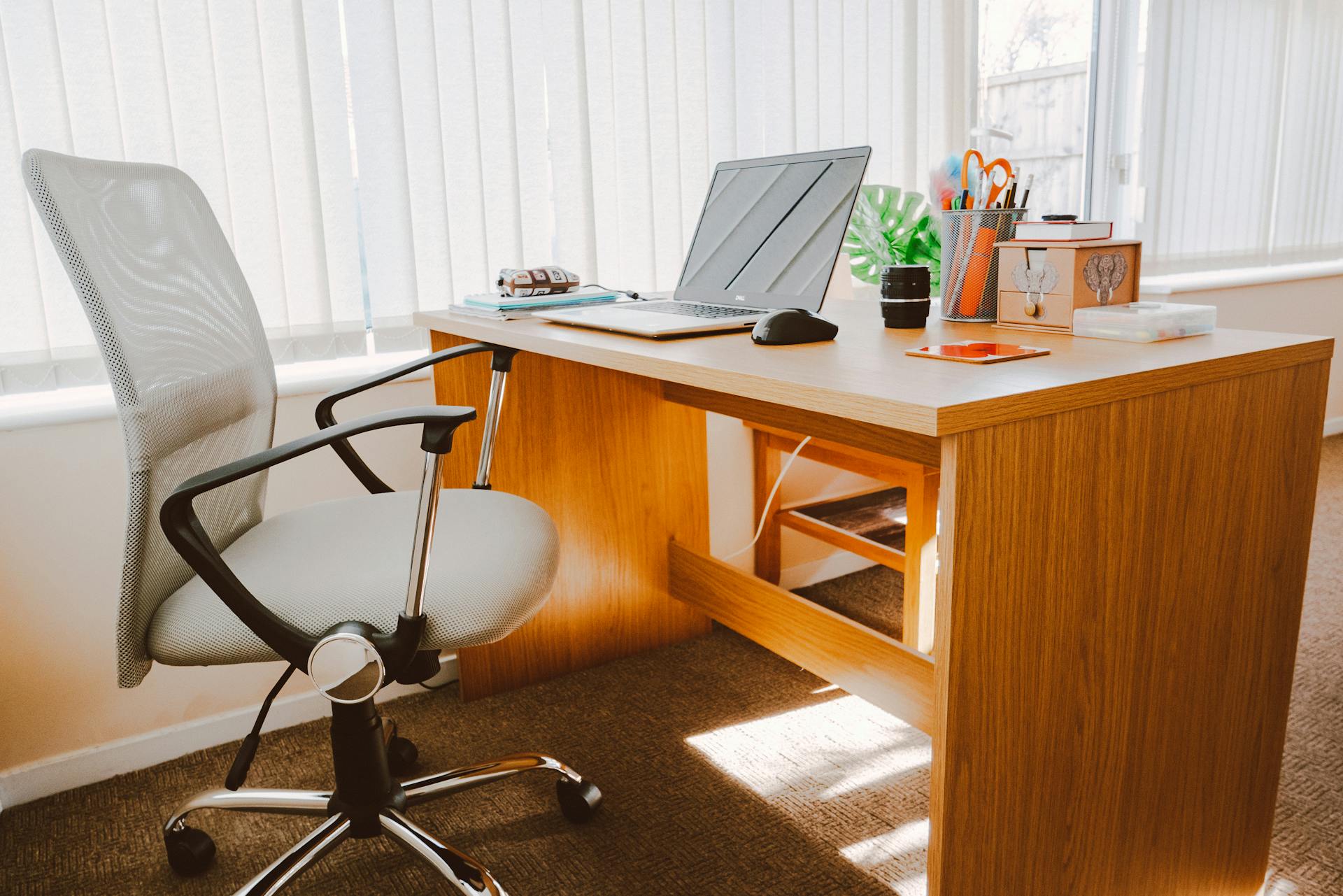 Una silla y una mesa en una oficina | Fuente: Pexels