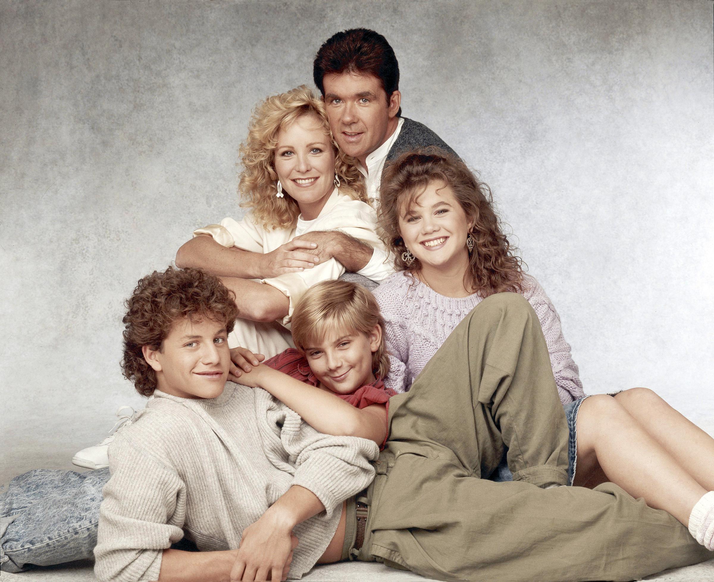 El actor posa con su familia en pantalla durante la temporada 3 de "Growing Pains" en 1987 | Fuente: Getty Images