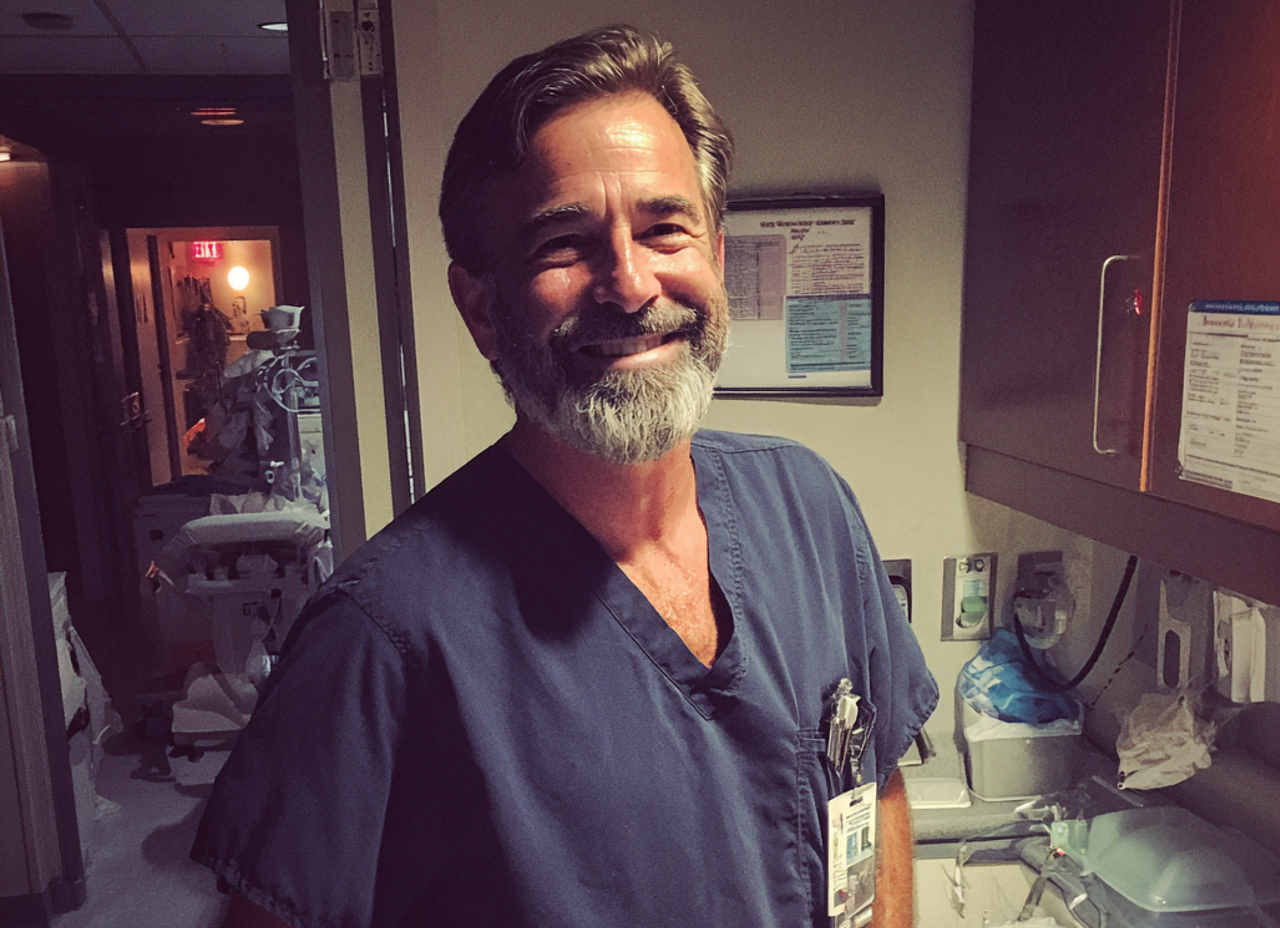 Un médico sonriente con bata | Fuente: Midjourney