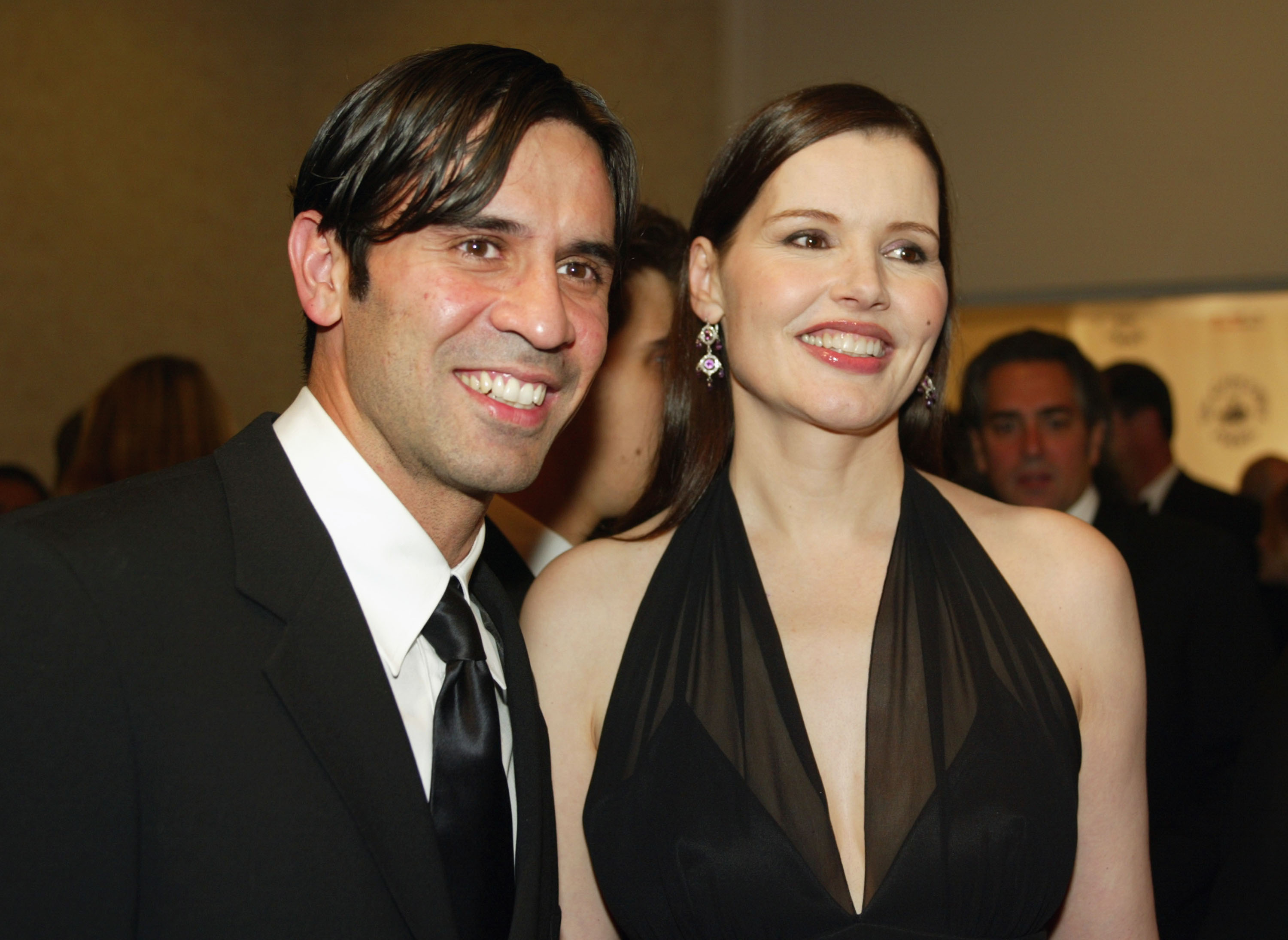 Reza Jarrahy y Geena Davis en el Carousel of Hope Ball 2002, en beneficio de la diabetes infantil, el 15 de octubre | Fuente: Getty Images