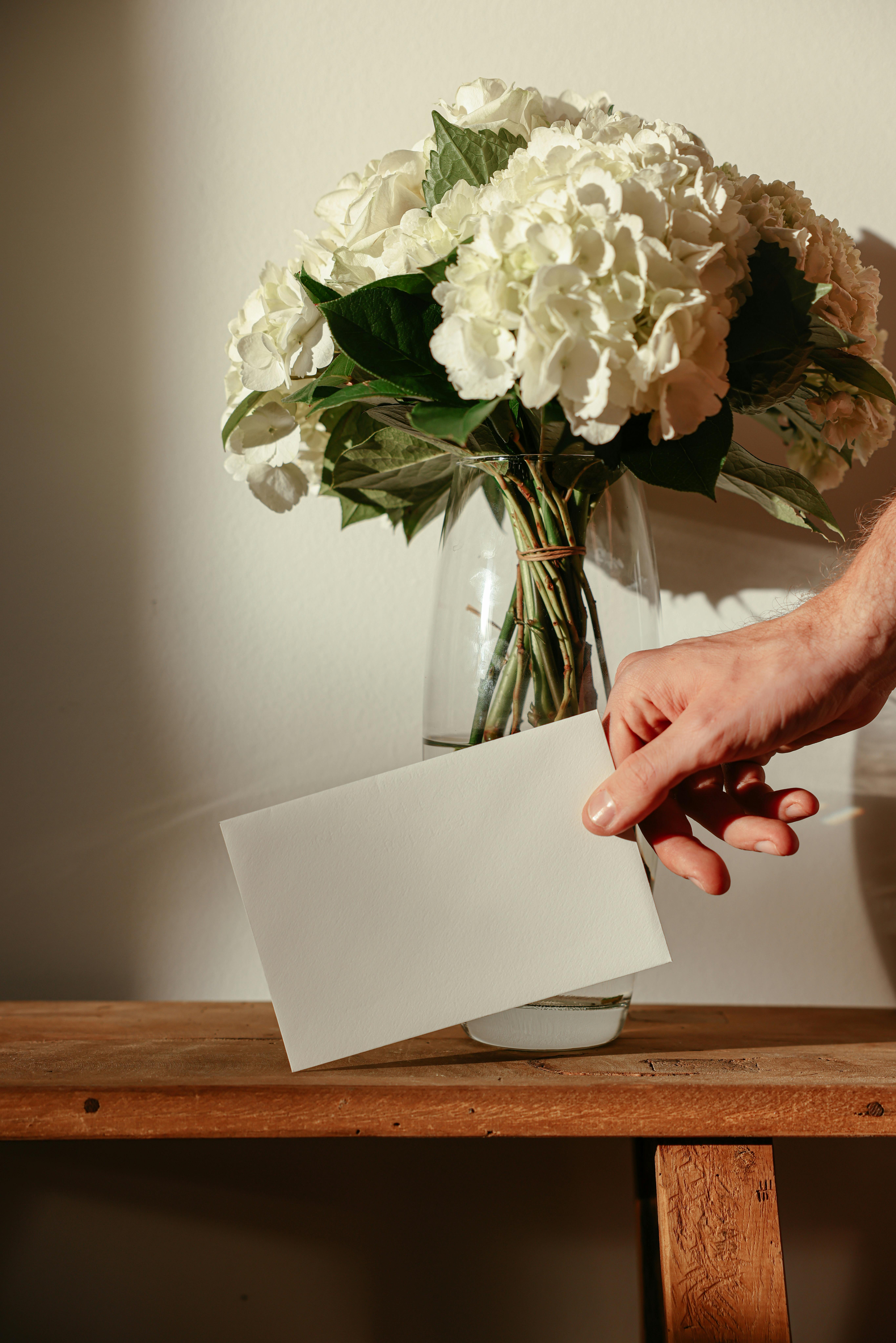 Un hombre con un sobre en la mano | Fuente: Pexels