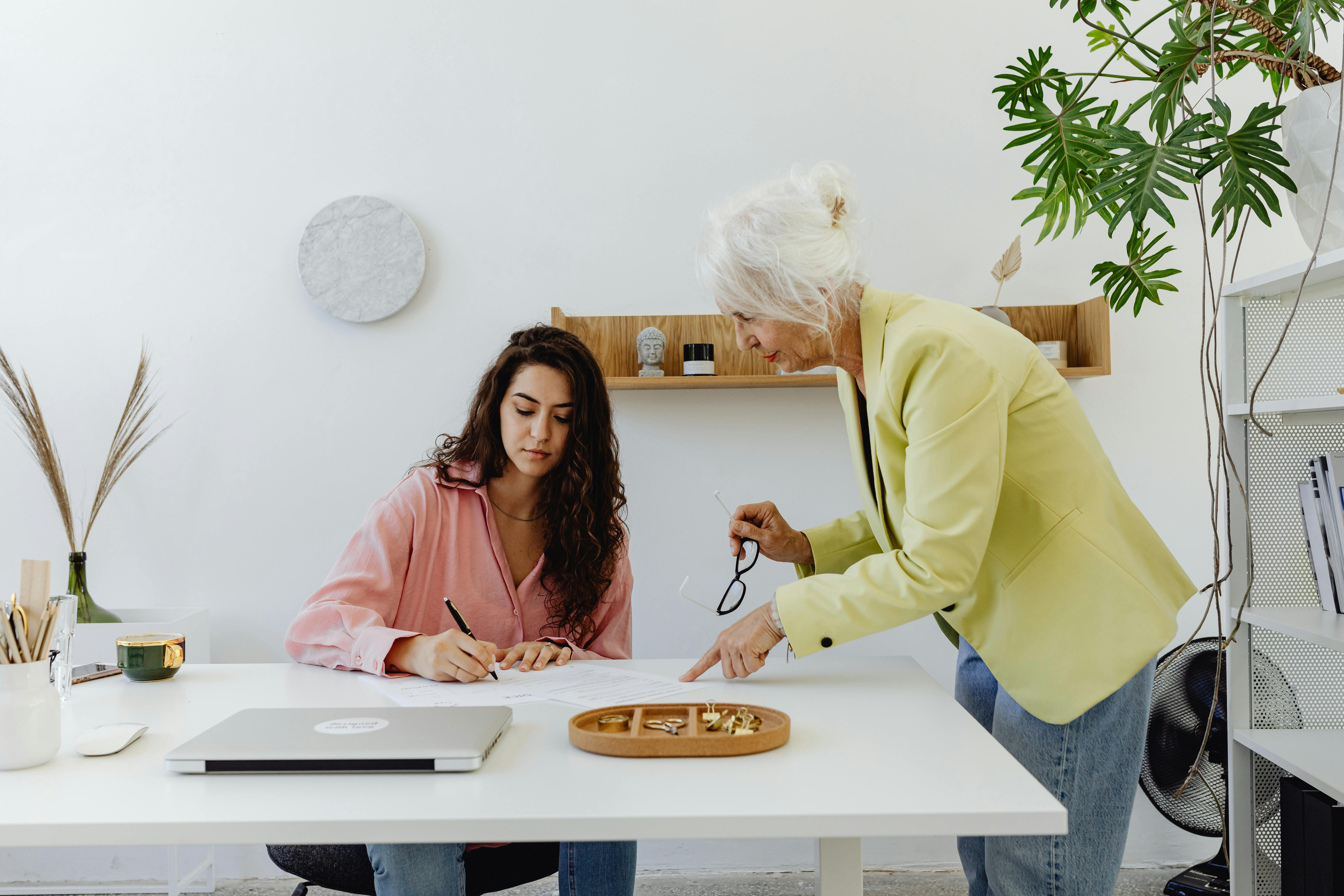 Una mujer mayor y otra más joven intercambiando ideas | Fuente: Pexels
