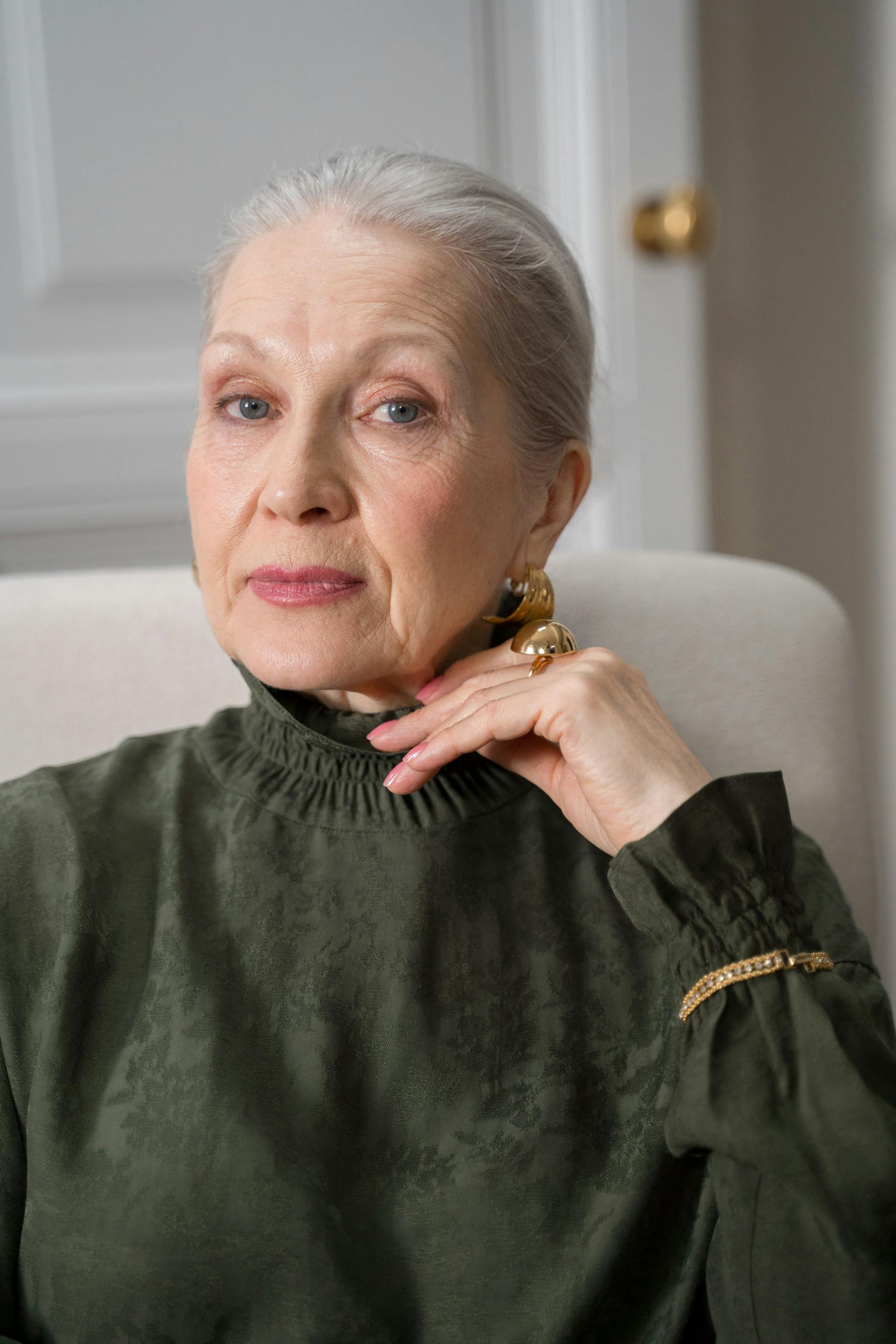 Una anciana sentada en una silla | Fuente: Pexels