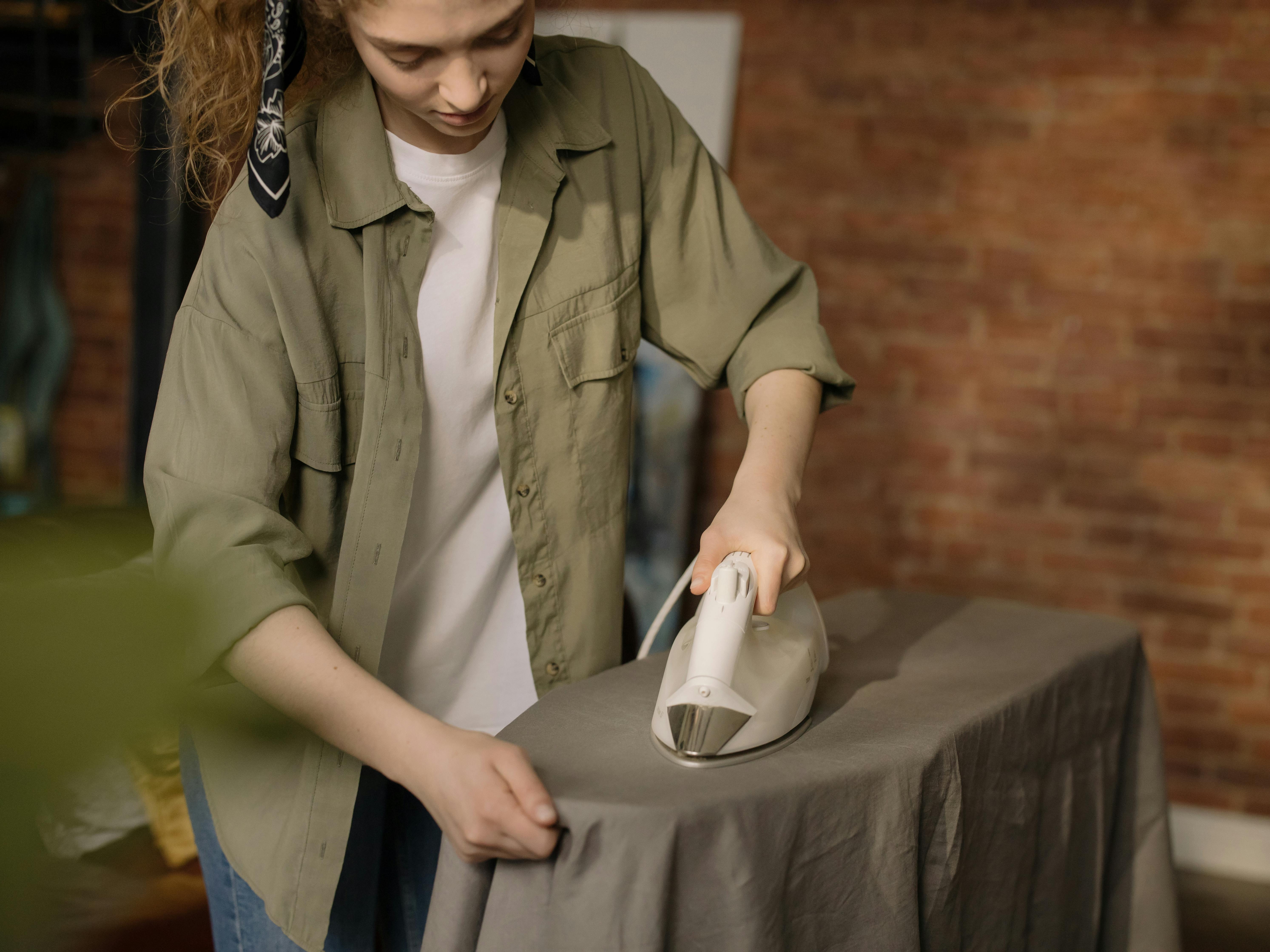 Mujer planchando ropa | Fuente: Pexels