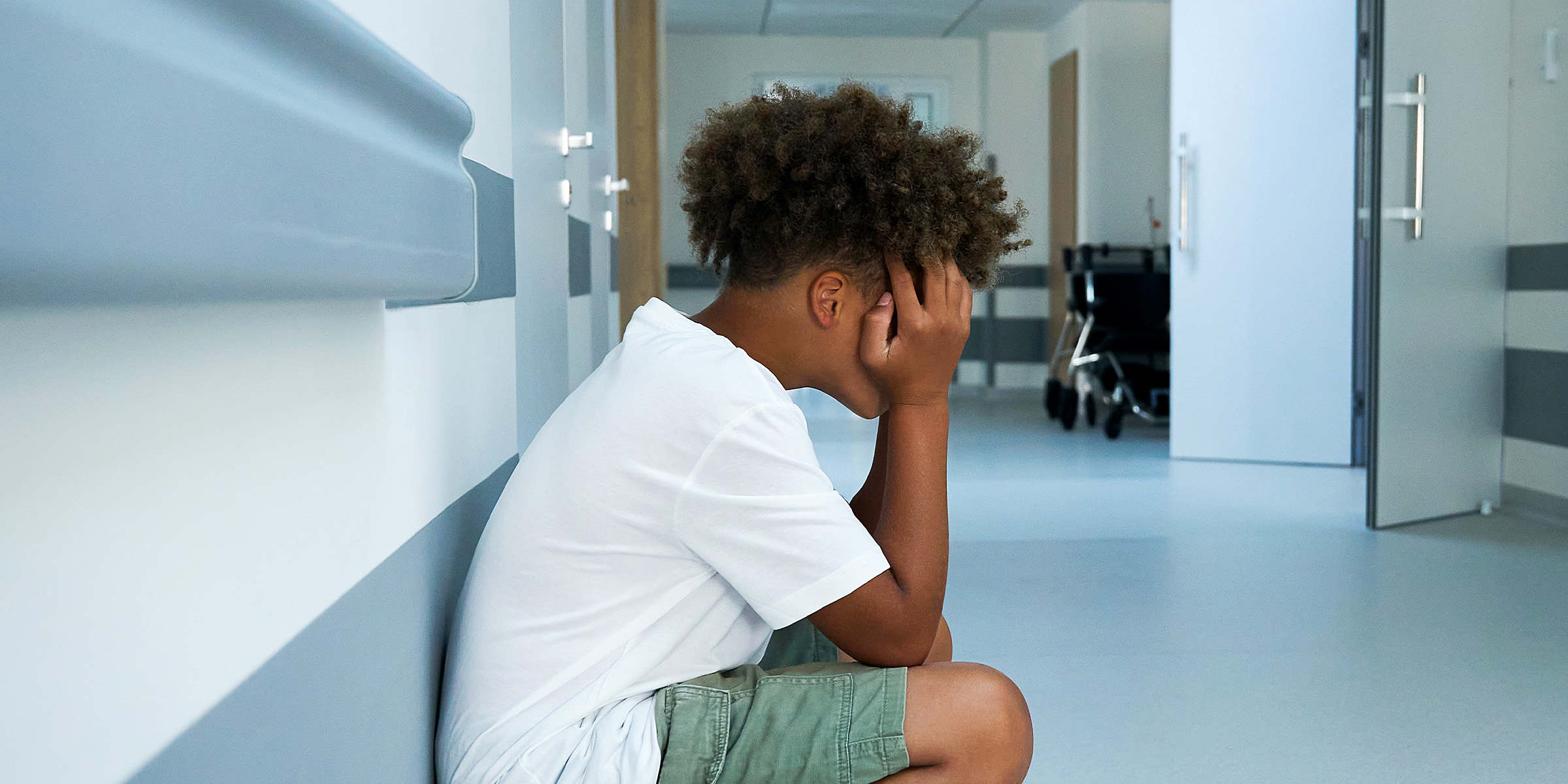 Un niño llorando en un hospital | Fuente: Shutterstock