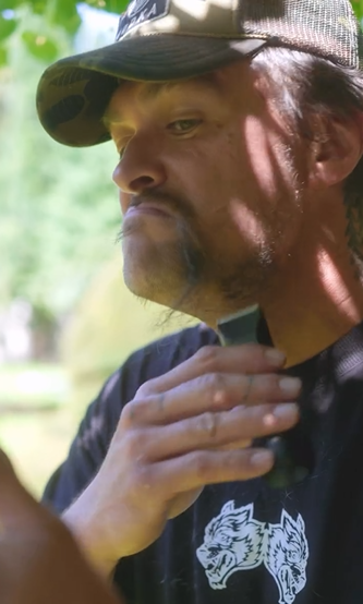 Jason Momoa afeitándose la barba después de seis años | Fuente: Instagram/prideofgypsies