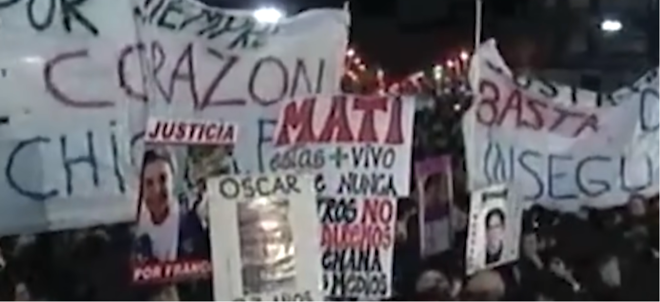 Personas con carteles de protesta exigiendo justicia por el secuestro y asesinato de Matías Berardi | Fuente: YouTube/Infobae