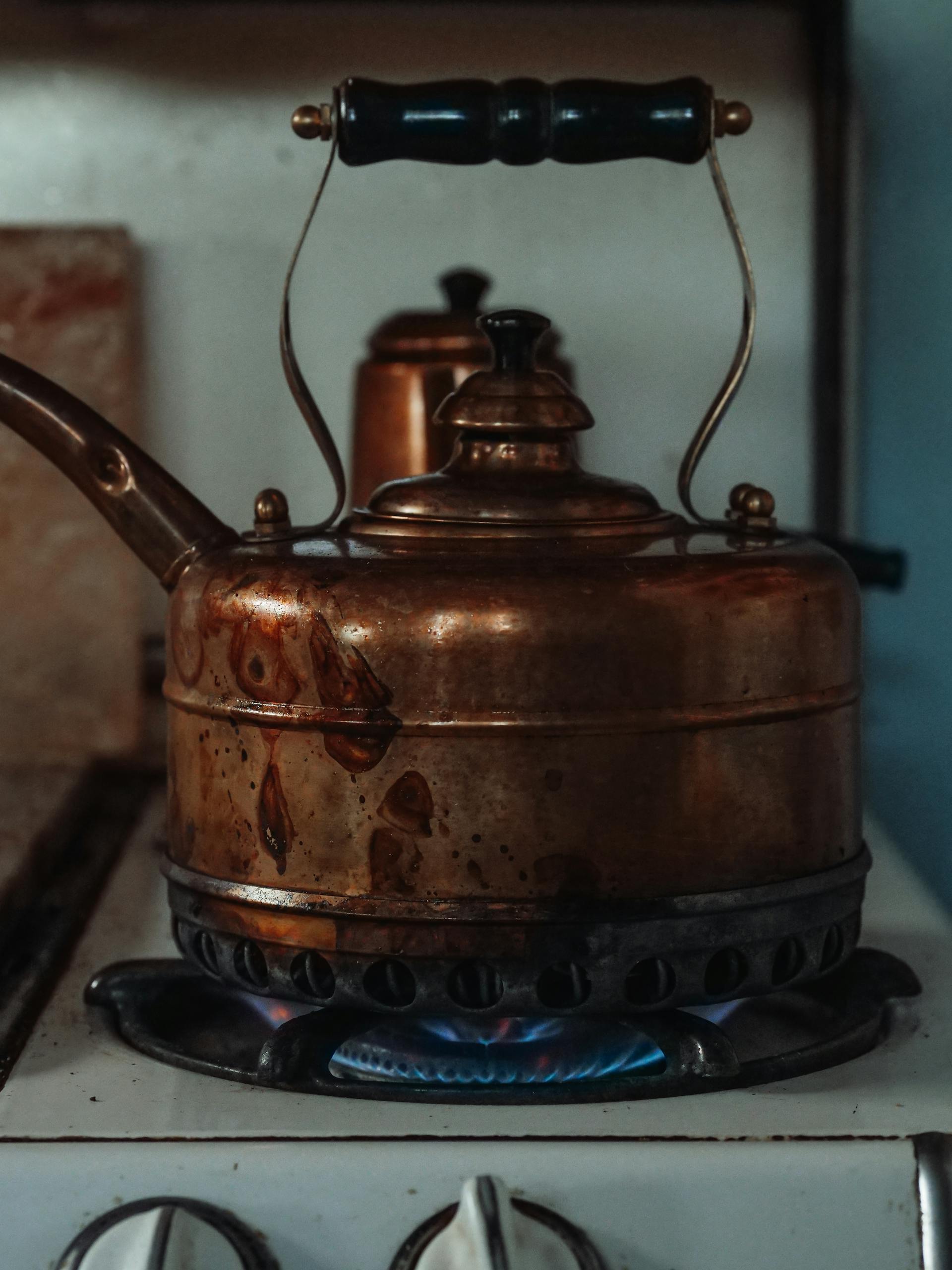 Una tetera en una cocina de gas | Fuente: Pexels