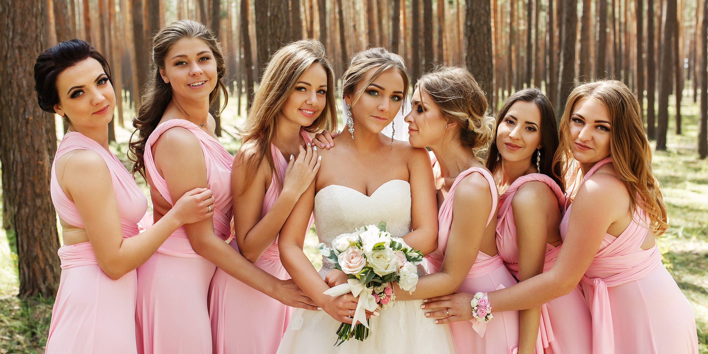Una novia posando con sus seis damas de honor | Fuente: Shutterstock