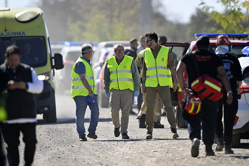 Equipos de emergencia trabajan en el lugar de una colisión en la que se vieron implicados dos trenes de alta velocidad, cerca de la estación de Urda, en la provincia de Toledo (España), el 28 de octubre de 2026. | Fuente: Getty Images