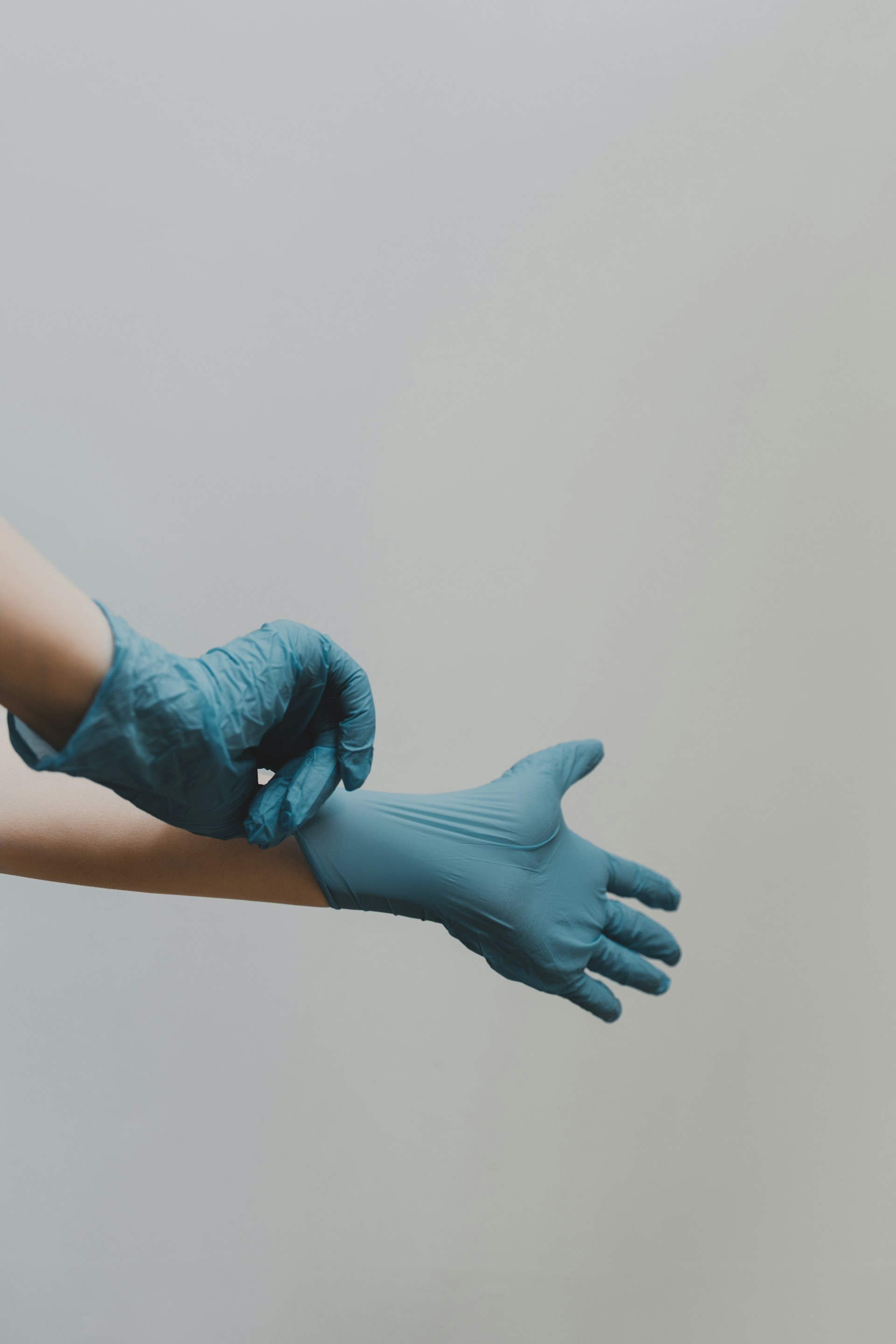 Un médico con guantes quirúrgicos | Fuente: Unsplash