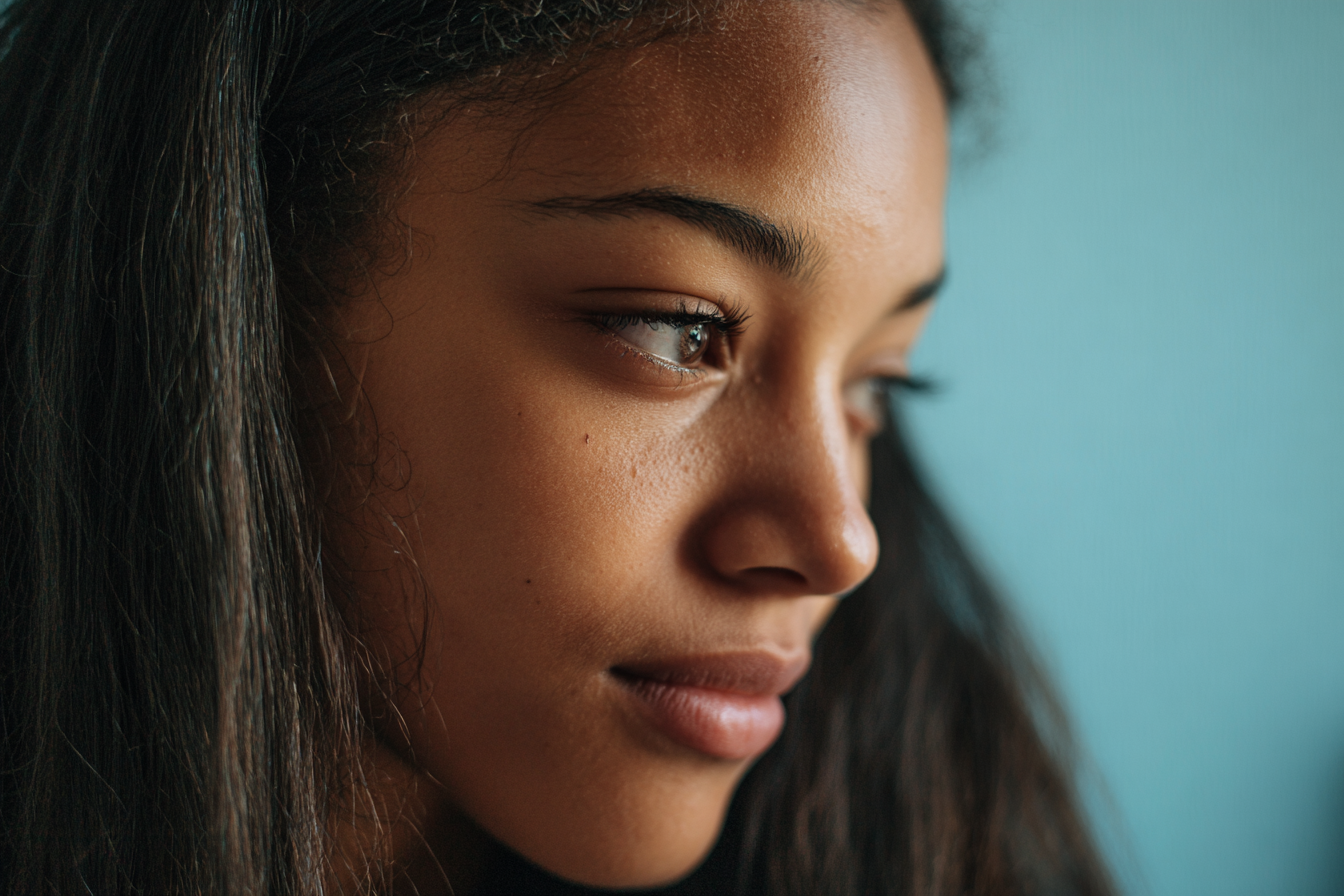Una adolescente triste | Fuente: Midjourney