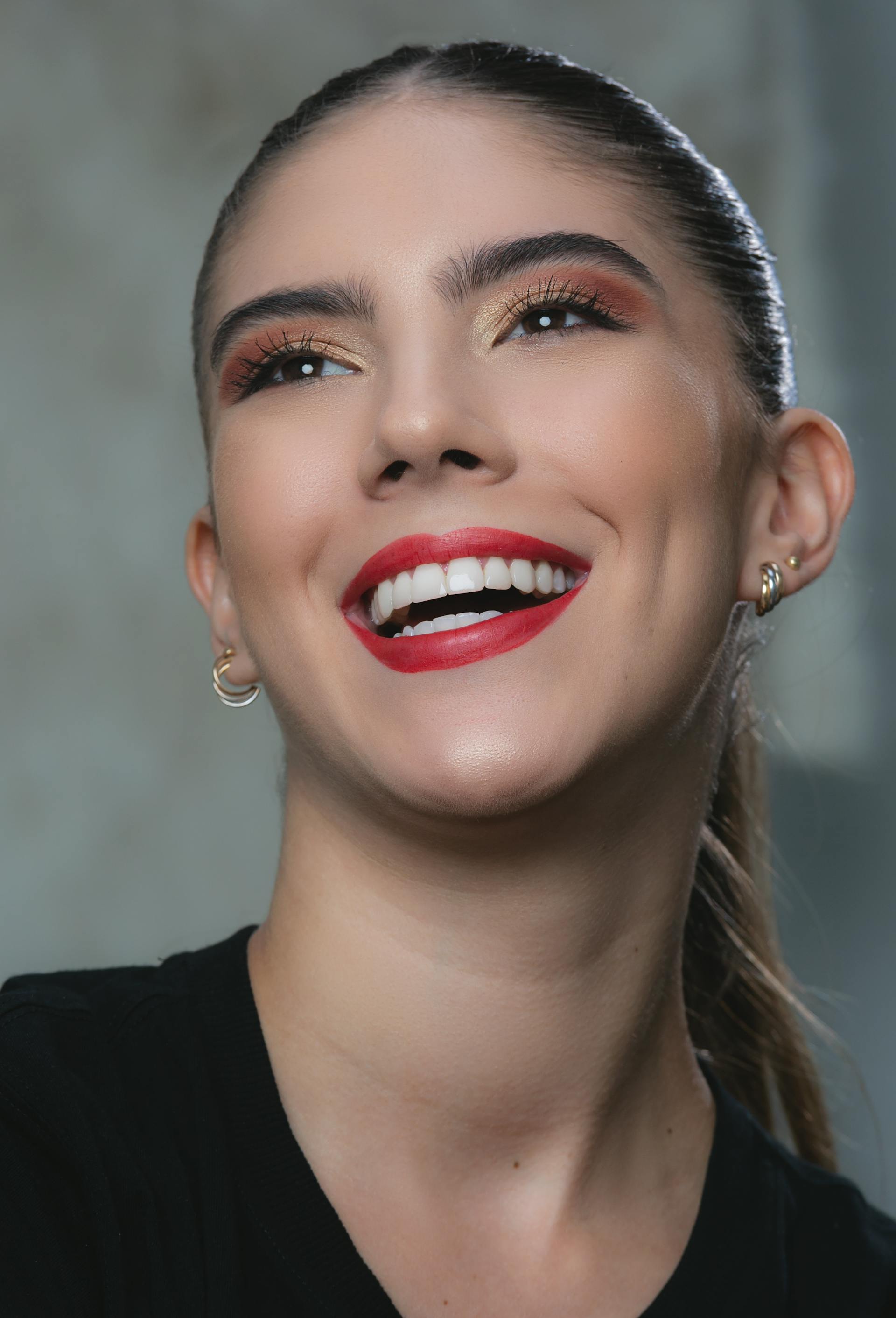 Una mujer sonriendo a alguien | Fuente: Pexels