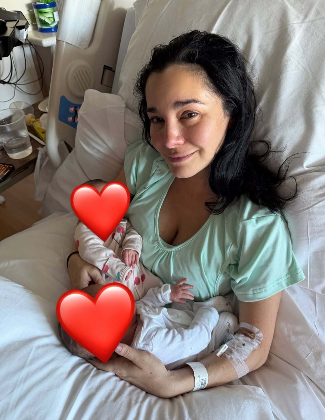 Martha Higareda en el hospital con sus gemelas en brazos tras su nacimiento | Fuente: Instagram/marthahigareda|