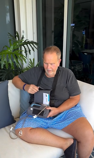 Raúl de Molina explicando qué es la bolsa que lleva colgada a un costado | Fuente: Instagram/rauldemolina