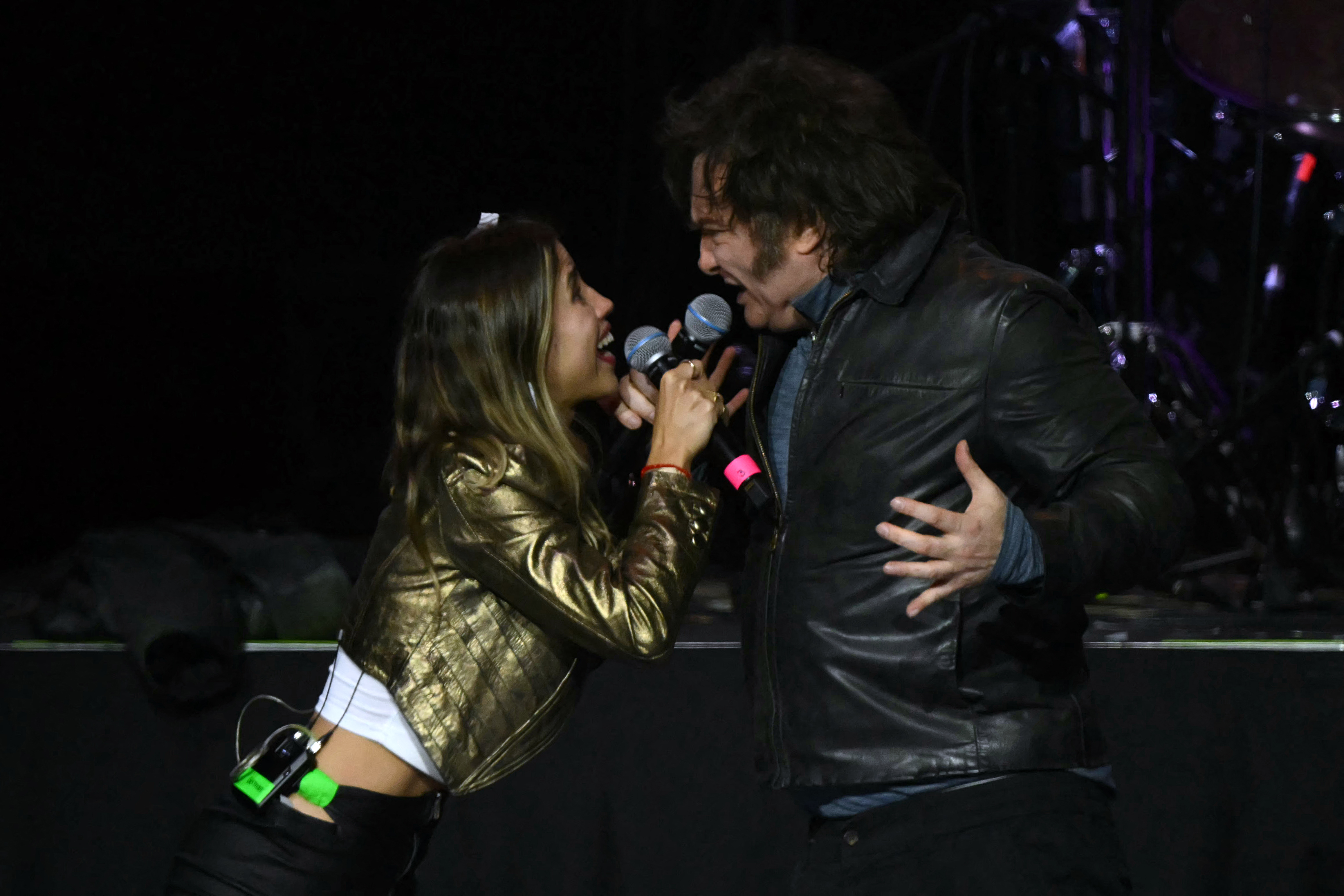 El presidente de Argentina, Javier Milei (derecha), canta con la cantante argentina Ana Tamagno durante la presentación de su nuevo libro, "La construcción del milagro", en el Movistar Arena de Buenos Aires, el 6 de octubre de 2025. | Fuente: Getty Images