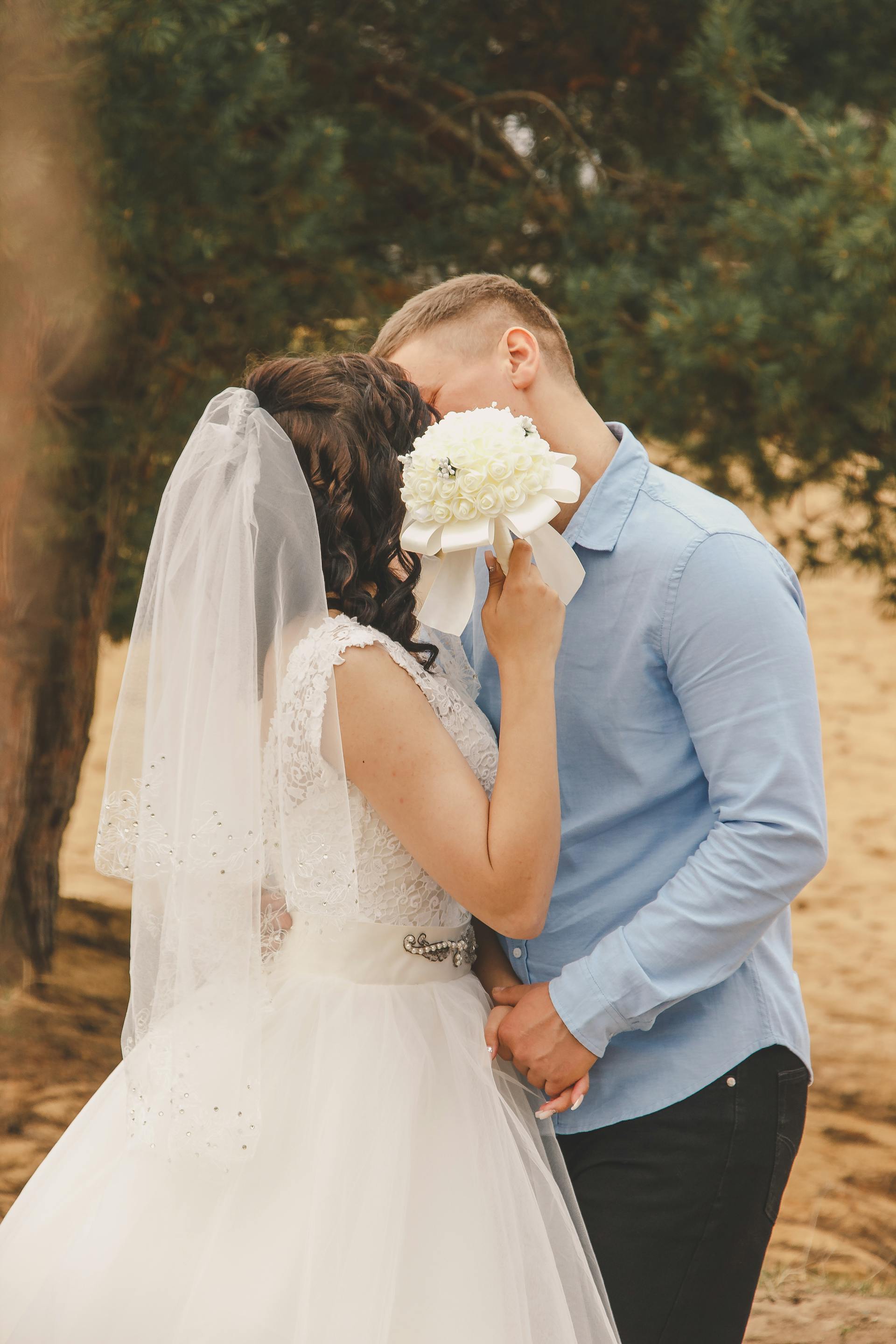 Una novia y un novio besándose | Fuente: Pexels