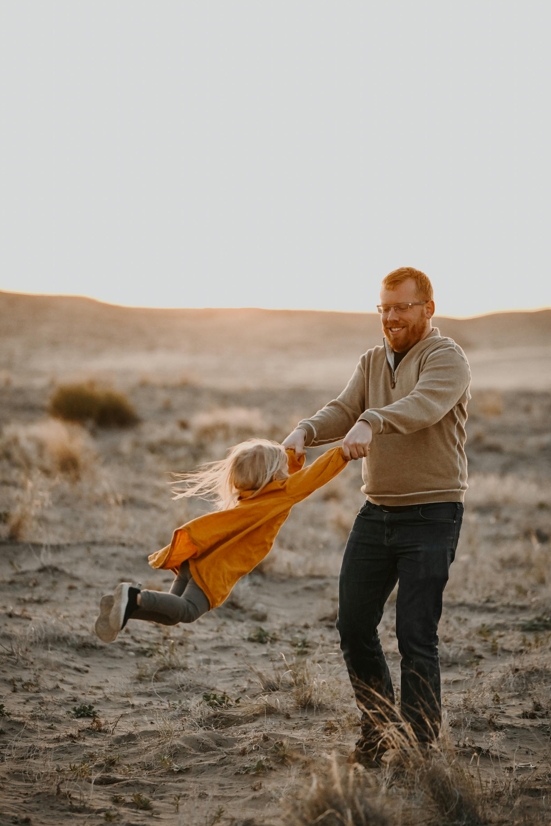 Un padre jugando con su hija | Fuente: Pexels