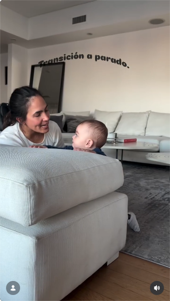 Verónica Aira, kinesiología pediátrica, junto a Isidro durante su guía personalizada en el hogar familiar de Rocío Marengo | Fuente: Instagram/veroairakine