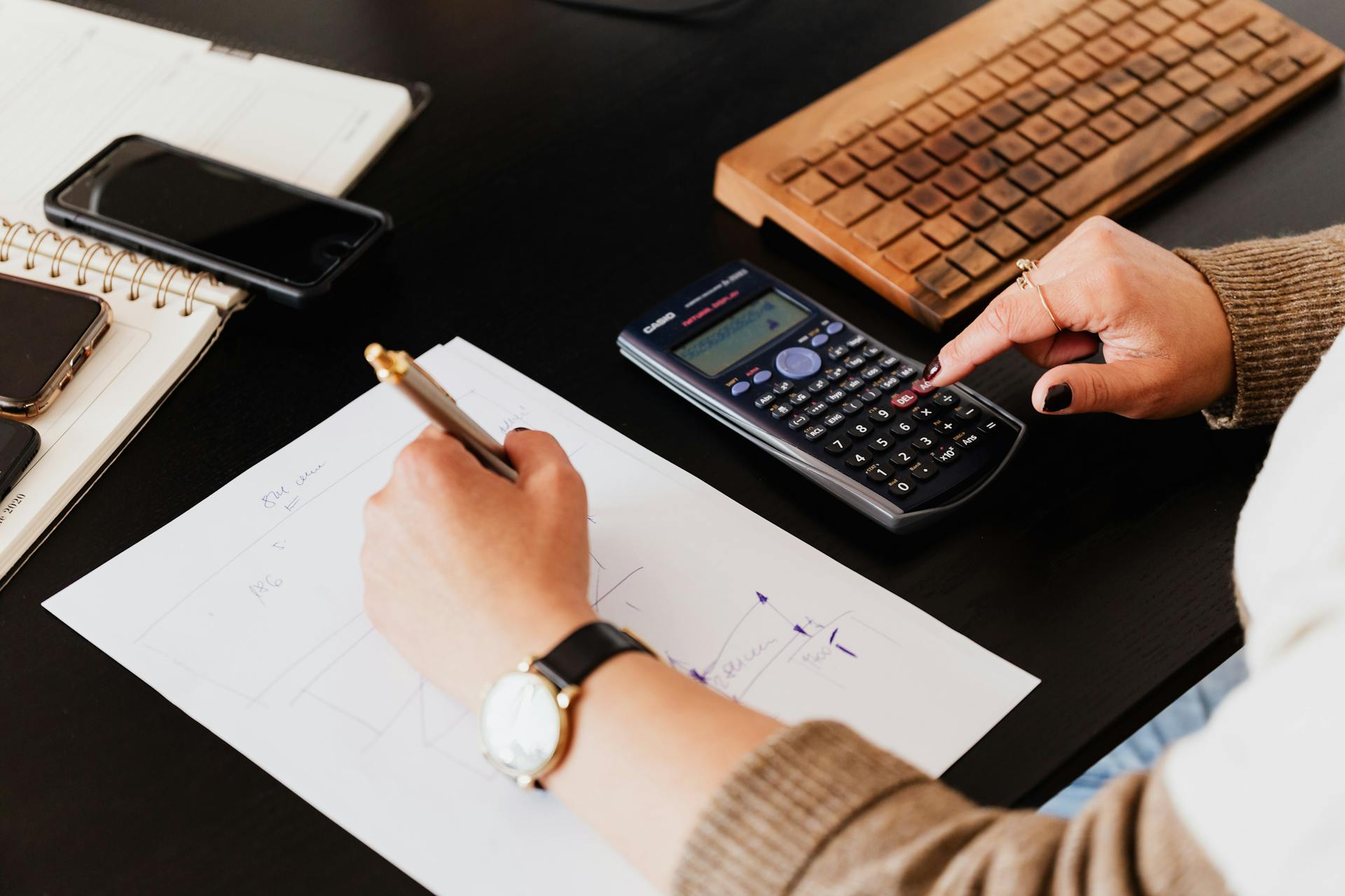 Una mujer escribiendo | Fuente: Pexels