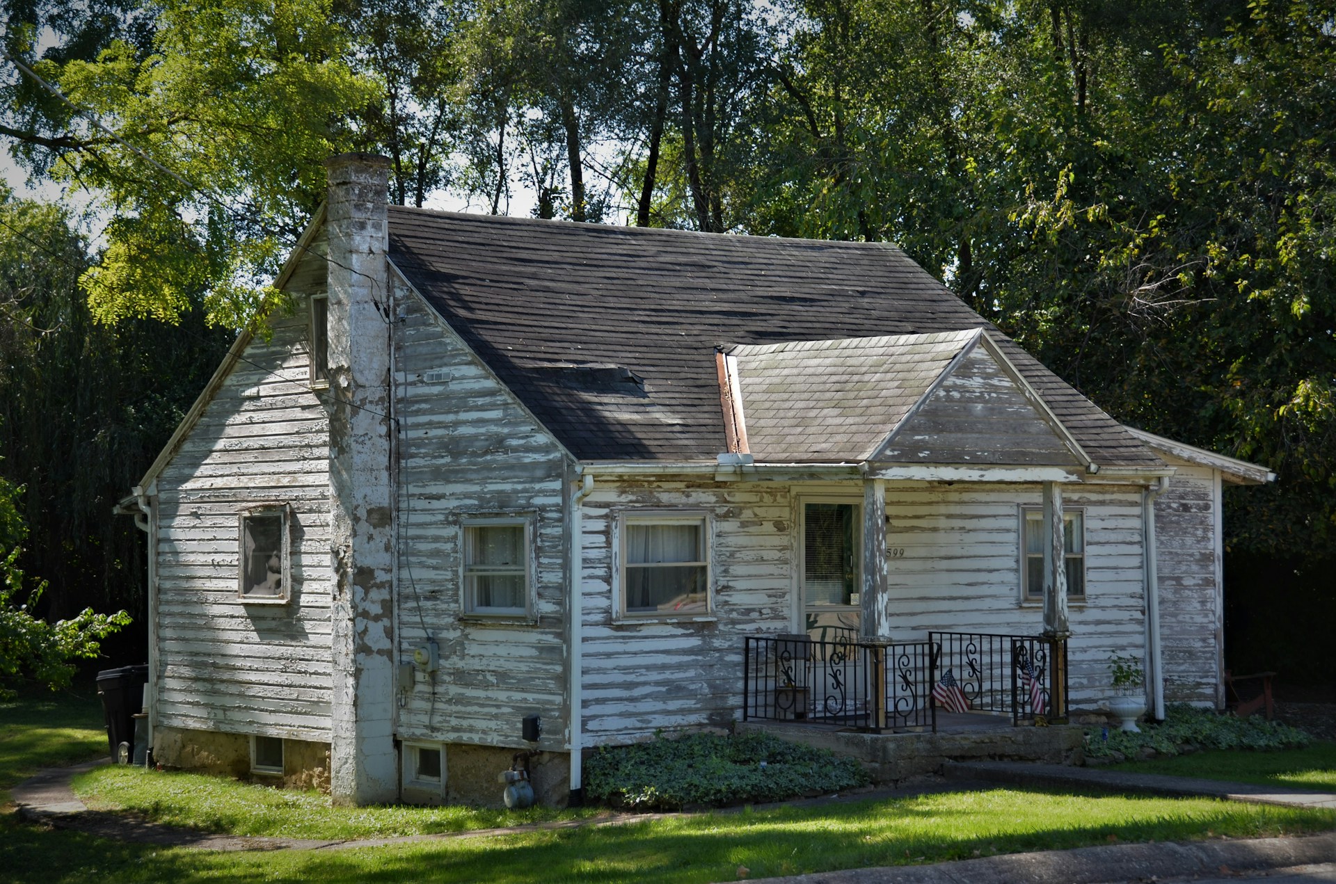 Una casita desgastada | Fuente: Unsplash